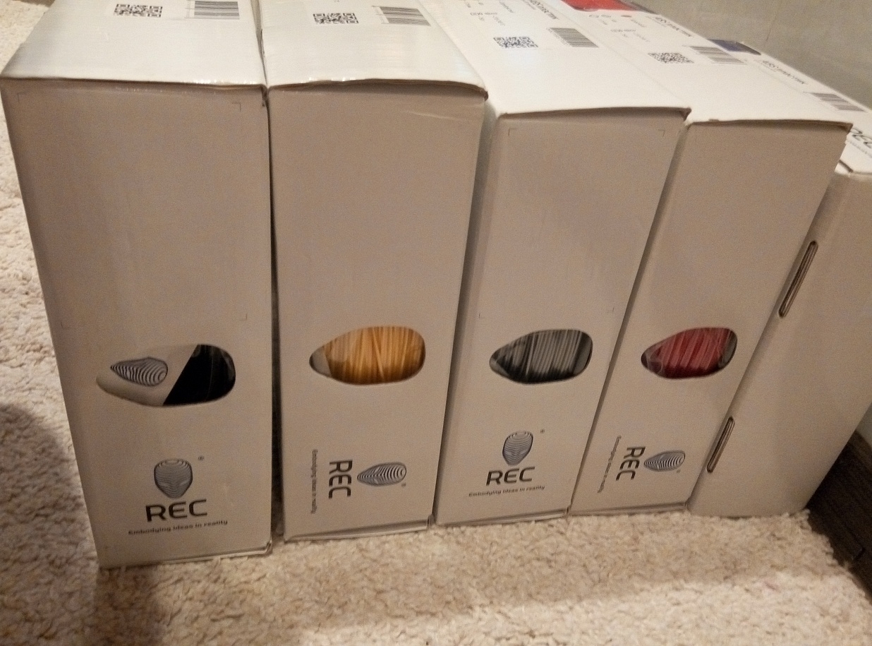 Продам 4 катушки  ABS и 1 катушку PLA пластика фирмы REC