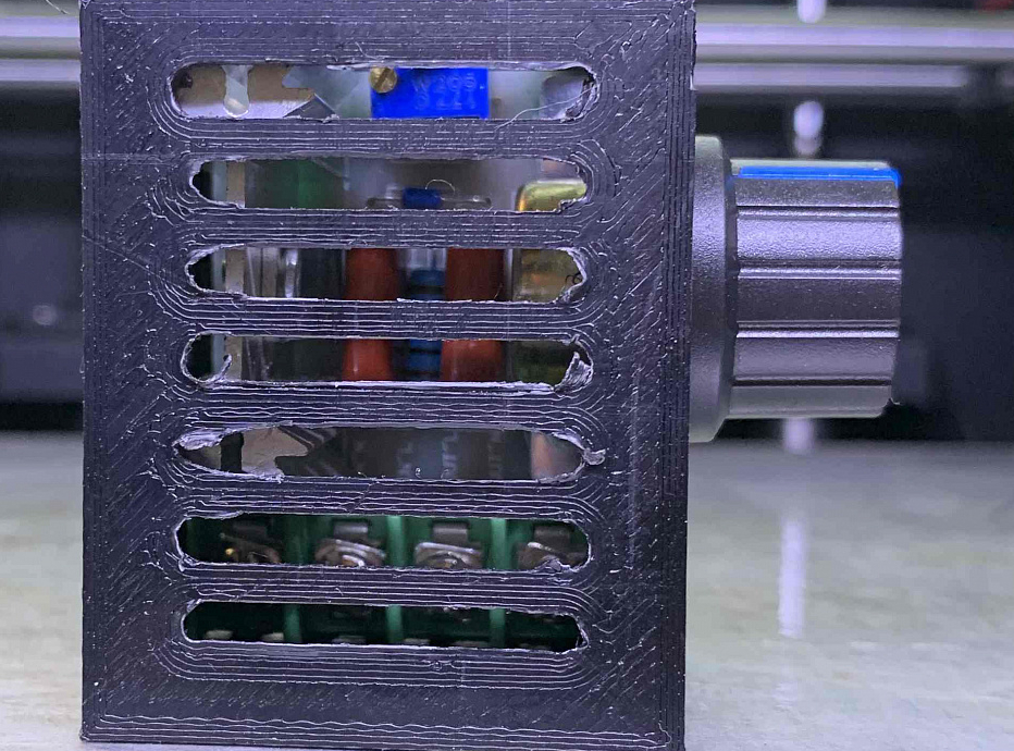 kapaklı voltaj regülatörü mahfazası (Plastik Aparattır!!!)