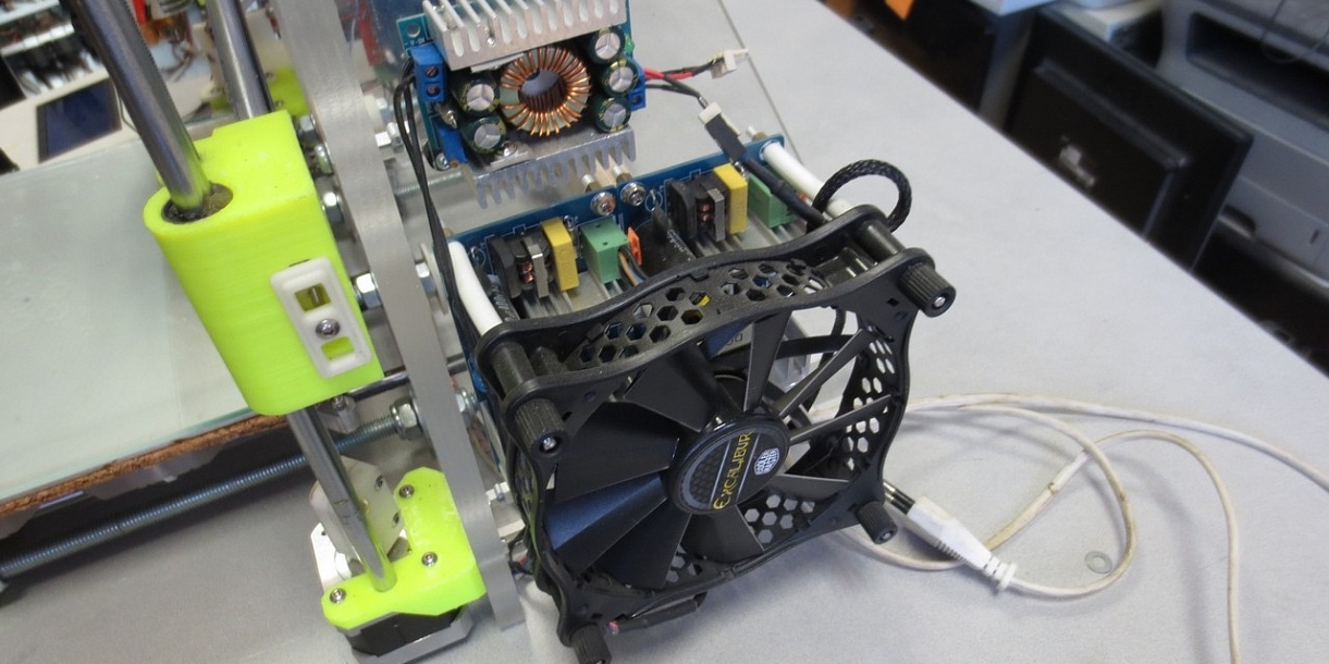 Продам Prusa i3 с акриловым корпусом