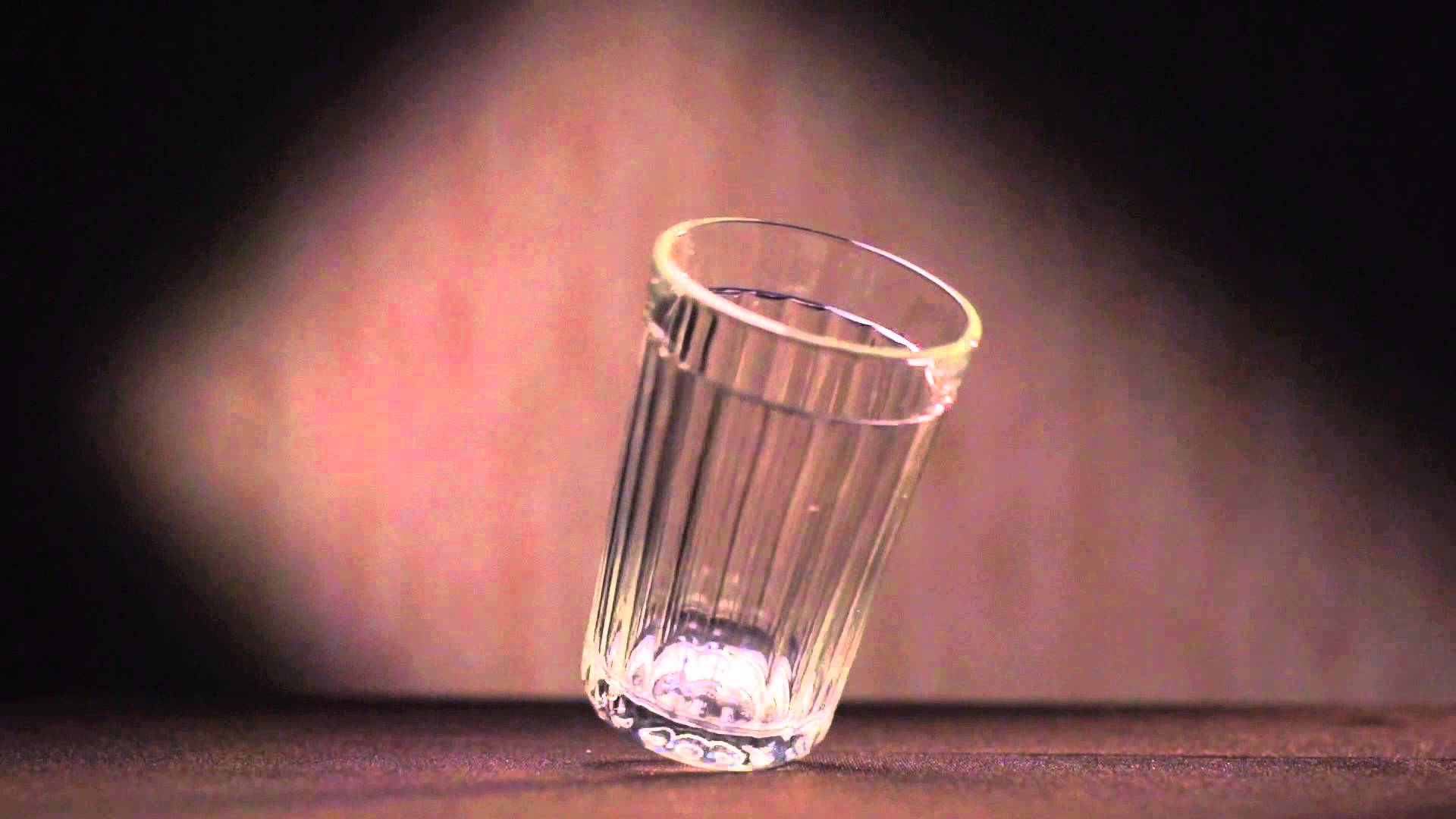 На столе пустой стакан. Стакан. Граненый стакан. Стакан падает. Стакан воды.