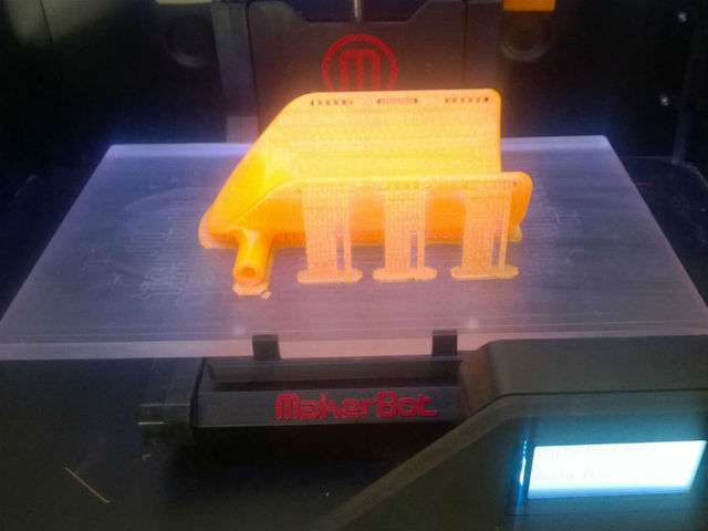Печать тележки на 3D-принтере Makerbot
