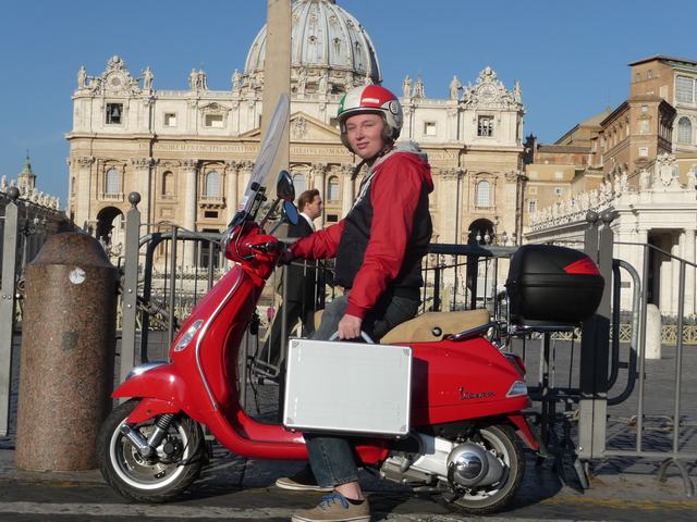 Хофф в Риме с чемоданом, в котором, вероятно, находится прототип устройства