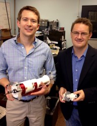 Дэвид Комбер (слева) и Эрик Барт (справа) с деталями робота, напечатанными на 3D-принтере