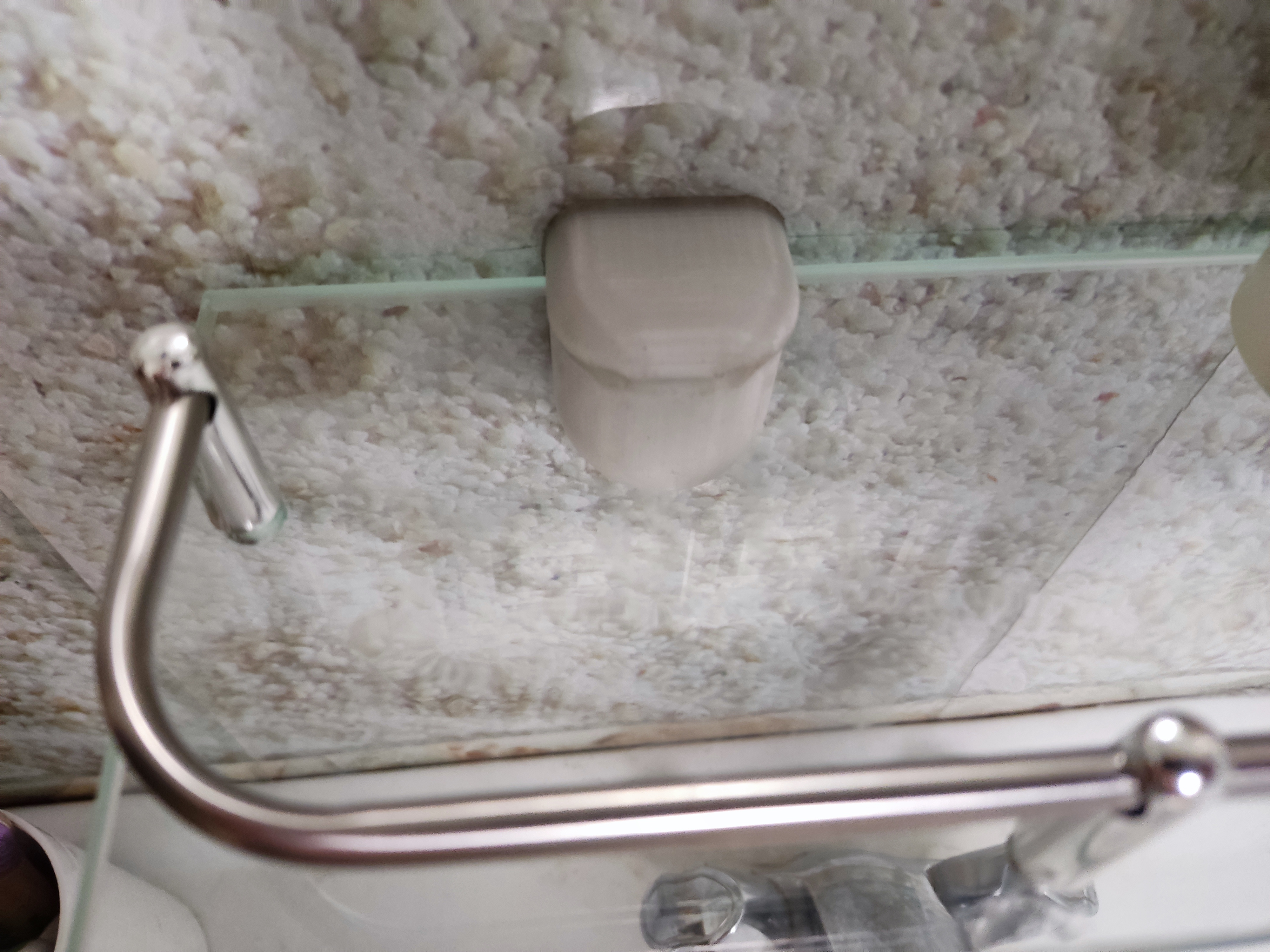 Banyoda bir raf için sabitleme. (Plastik Aparattır!!!)