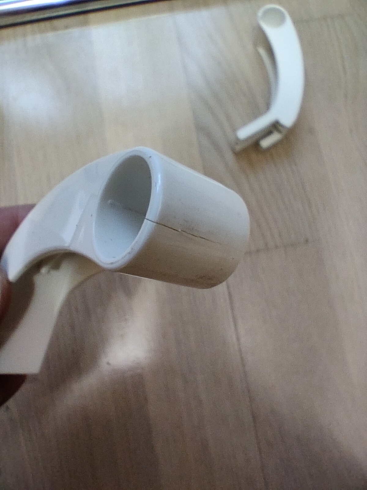 Isıtmalı havlu rayının Radyatör Rifar monolitine Leroy'dan yan tutucu (Plastik Aparattır!!!)