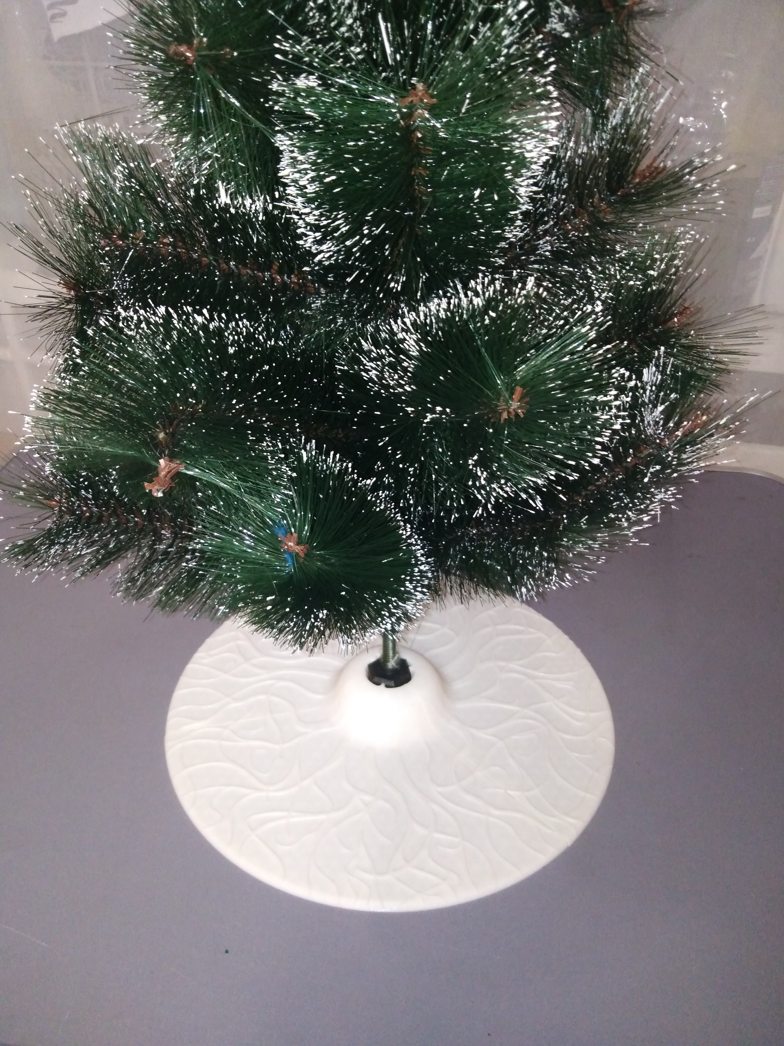 Yapay bir Noel ağacı (26-27 mm altıgen altında). (Plastik Aparattır!!!)