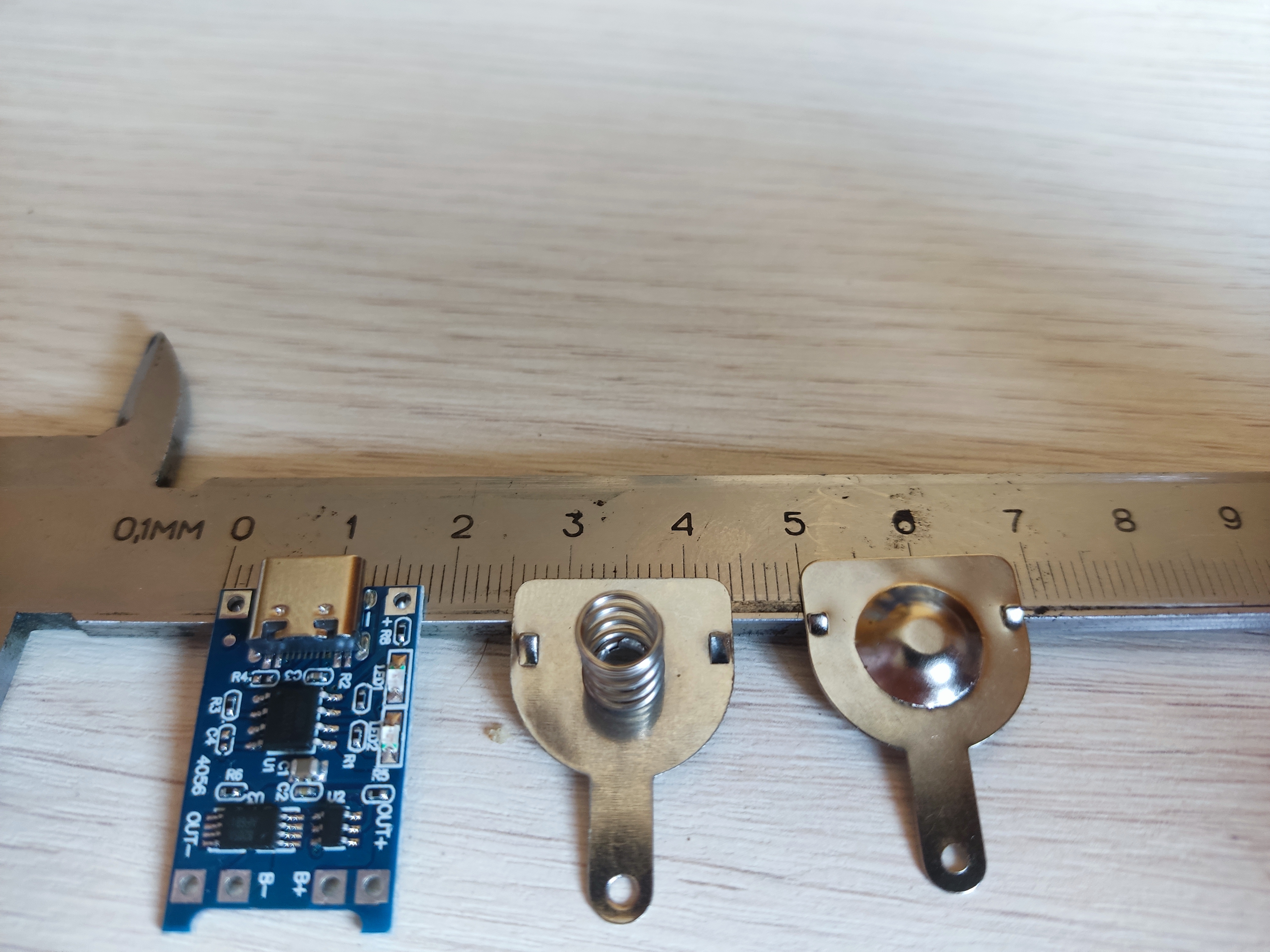 Şarj Cihazının Kolordu ve Sahipleri 4x18650. (Plastik Aparattır!!!)