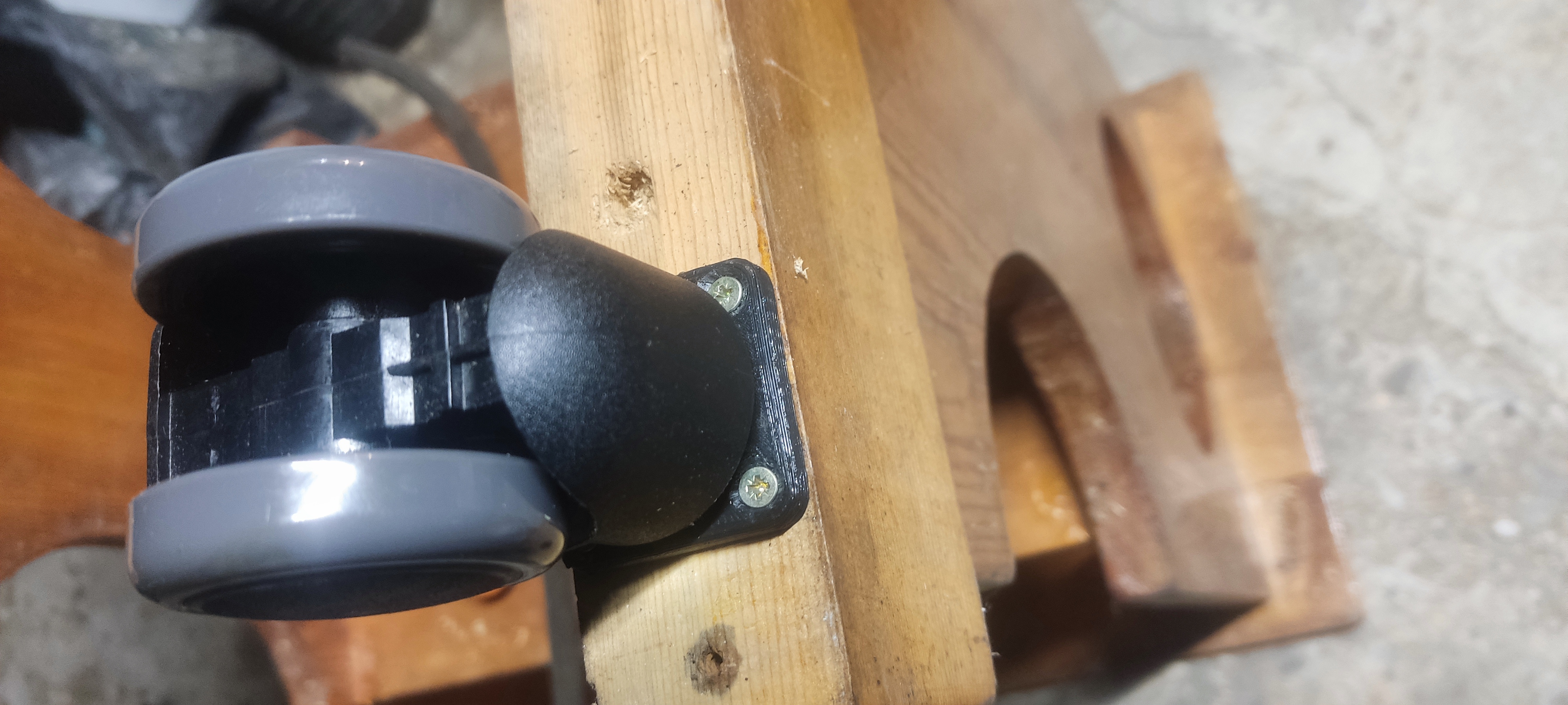 Ofis koltuğu tekerleklerinin sabitlenmesi (Plastik Aparattır!!!)