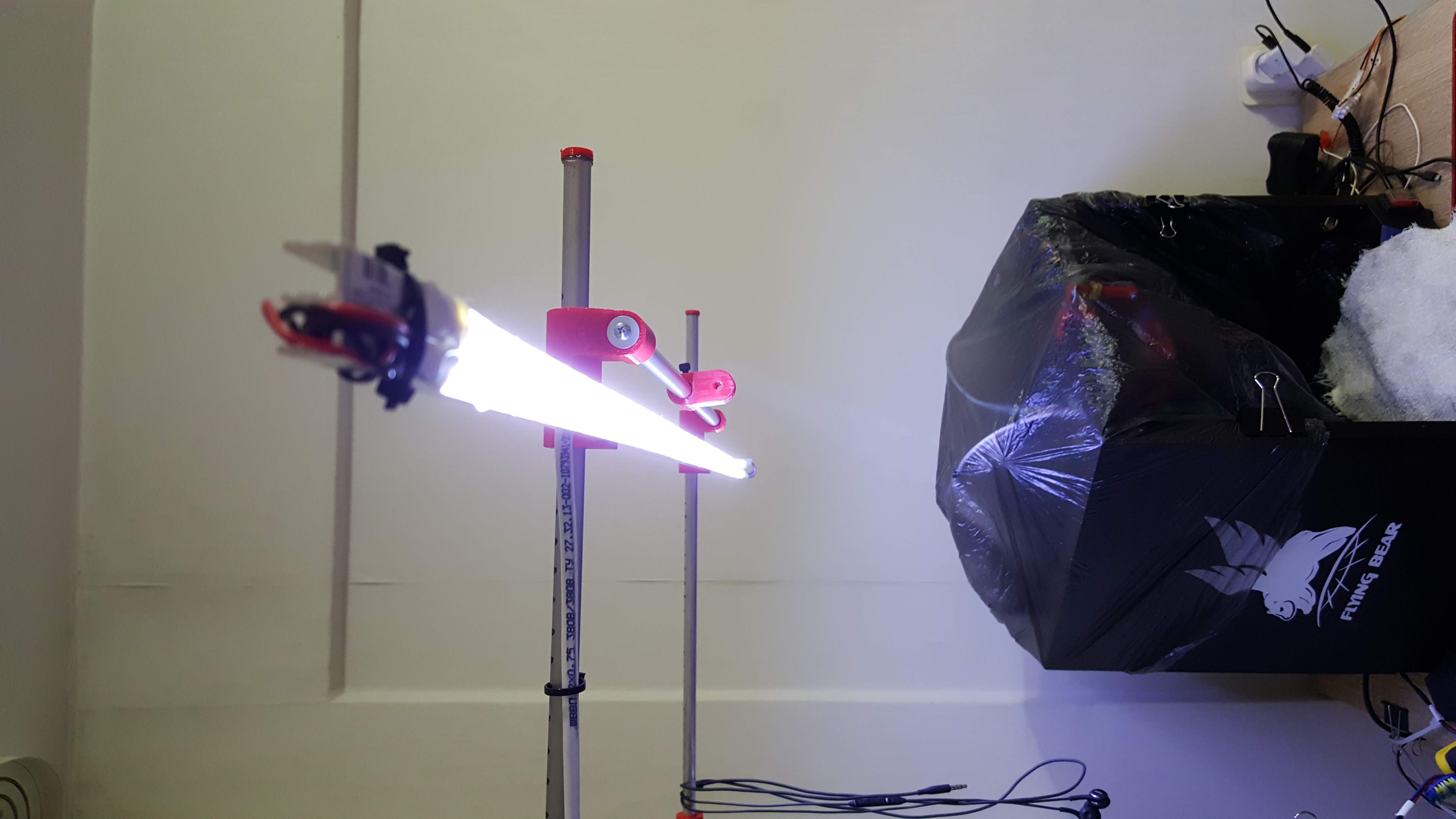 Masaüstü lambası sabittir (Plastik Aparattır!!!)