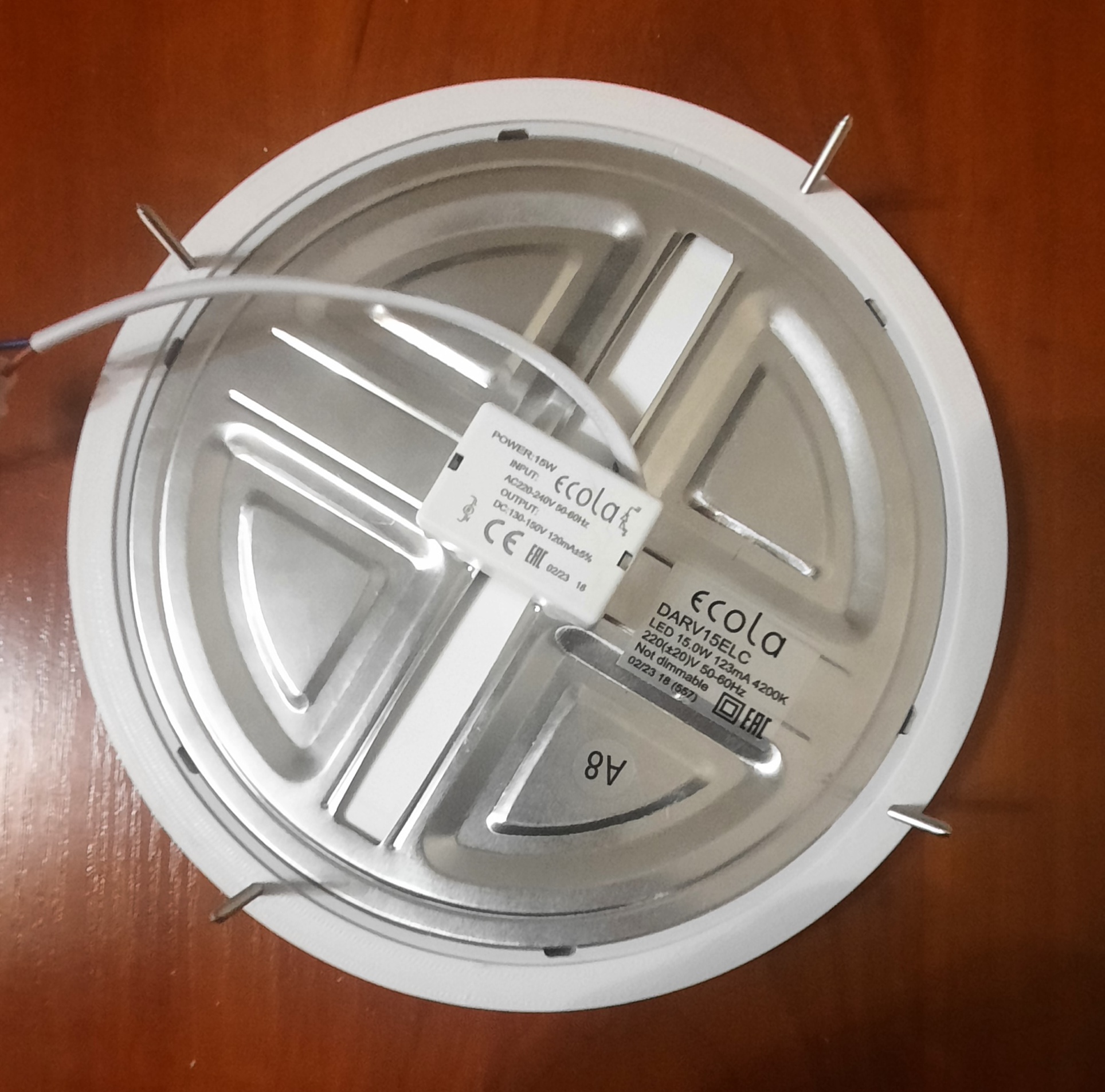 Entegre bir yapılı -LED DARV15ELC LED için gövde, kendi kendine dokunma vidasında sabitleme ile (Plastik Aparattır!!!)