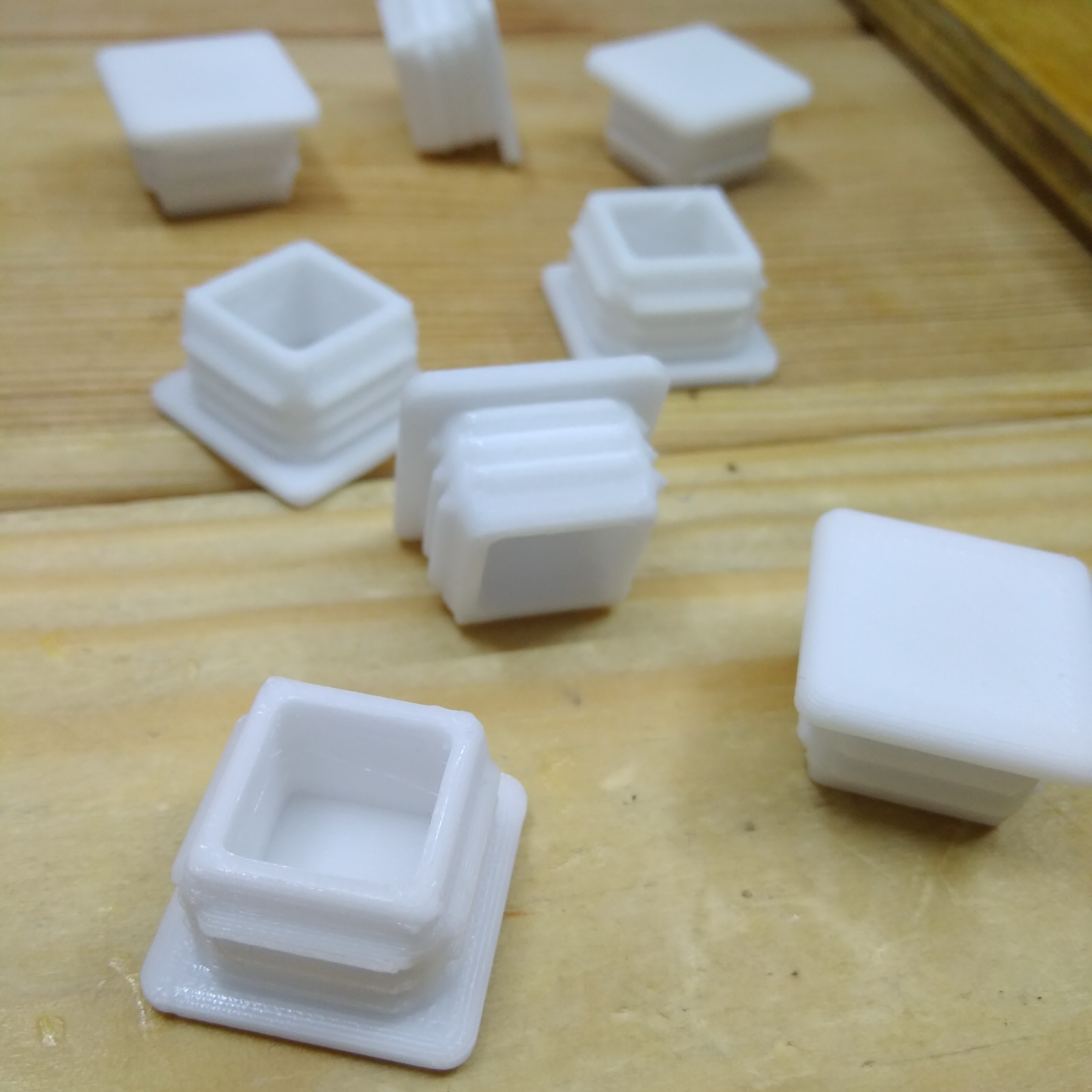 20x20 kare profilli boruya takın (Plastik Aparattır!!!)