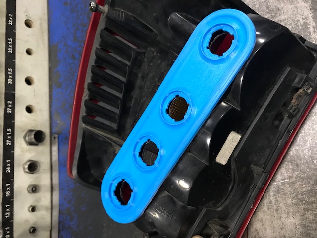 Arka ışıklara yerleştirin Jeep WJ. Sürüm No. 2 (Plastik Aparattır!!!)