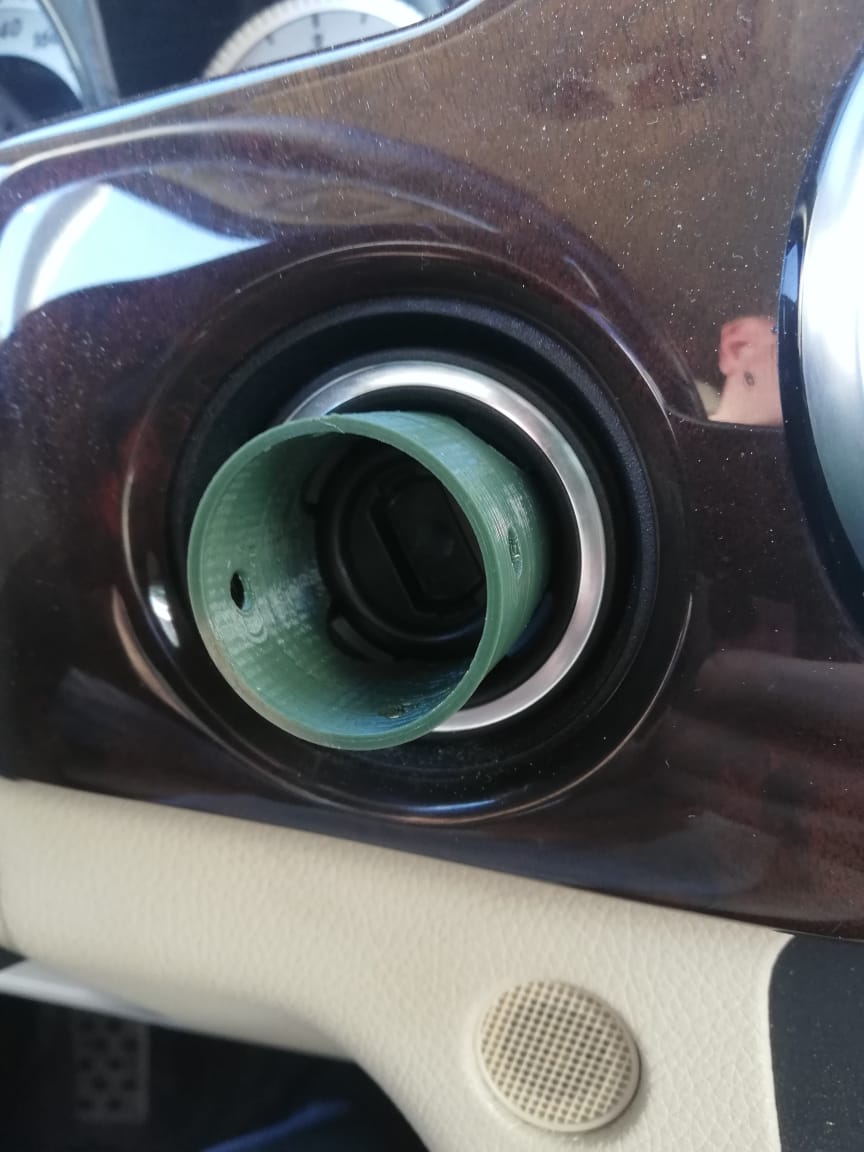 Mercedes Benz ateşleme kilidi etrafındaki dekoratif halkayı çıkarmak için özel bir araç (Plastik Aparattır!!!)