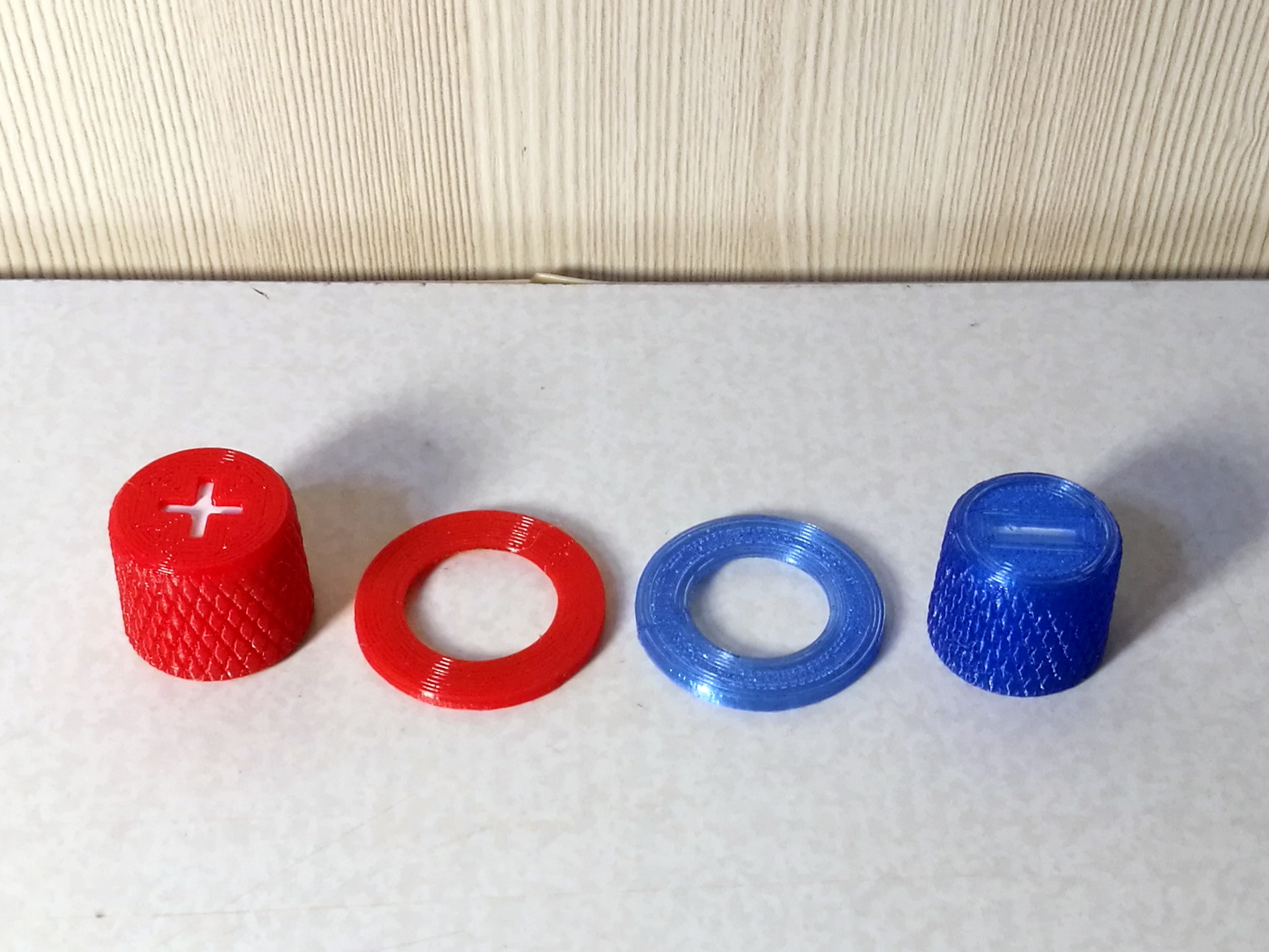 Bir araba pilinin terminalleri için koruyucu kapaklar (Plastik Aparattır!!!)