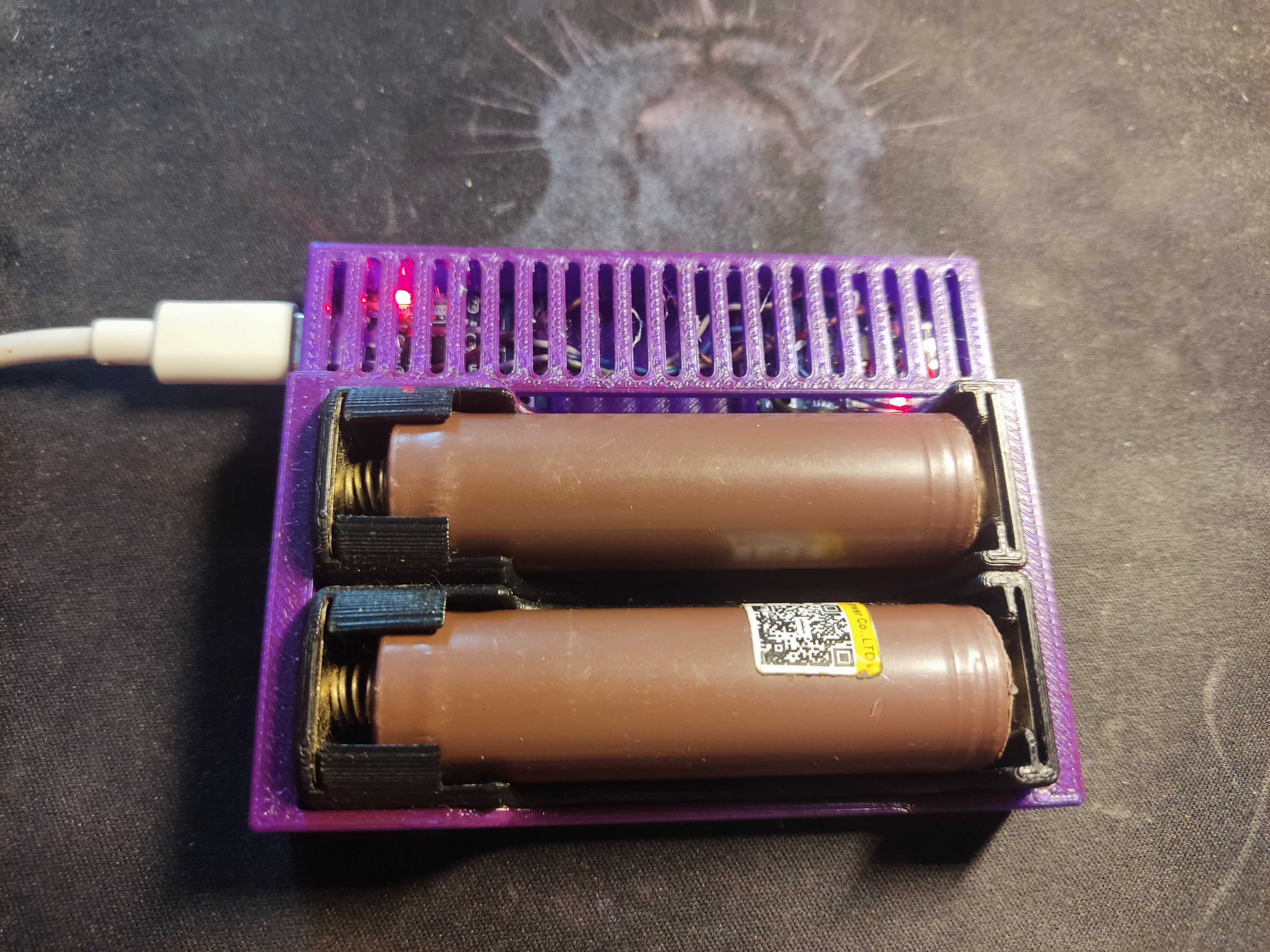 18650х2 şarj cihazının kasası ve tutucuları. (Plastik Aparattır!!!)