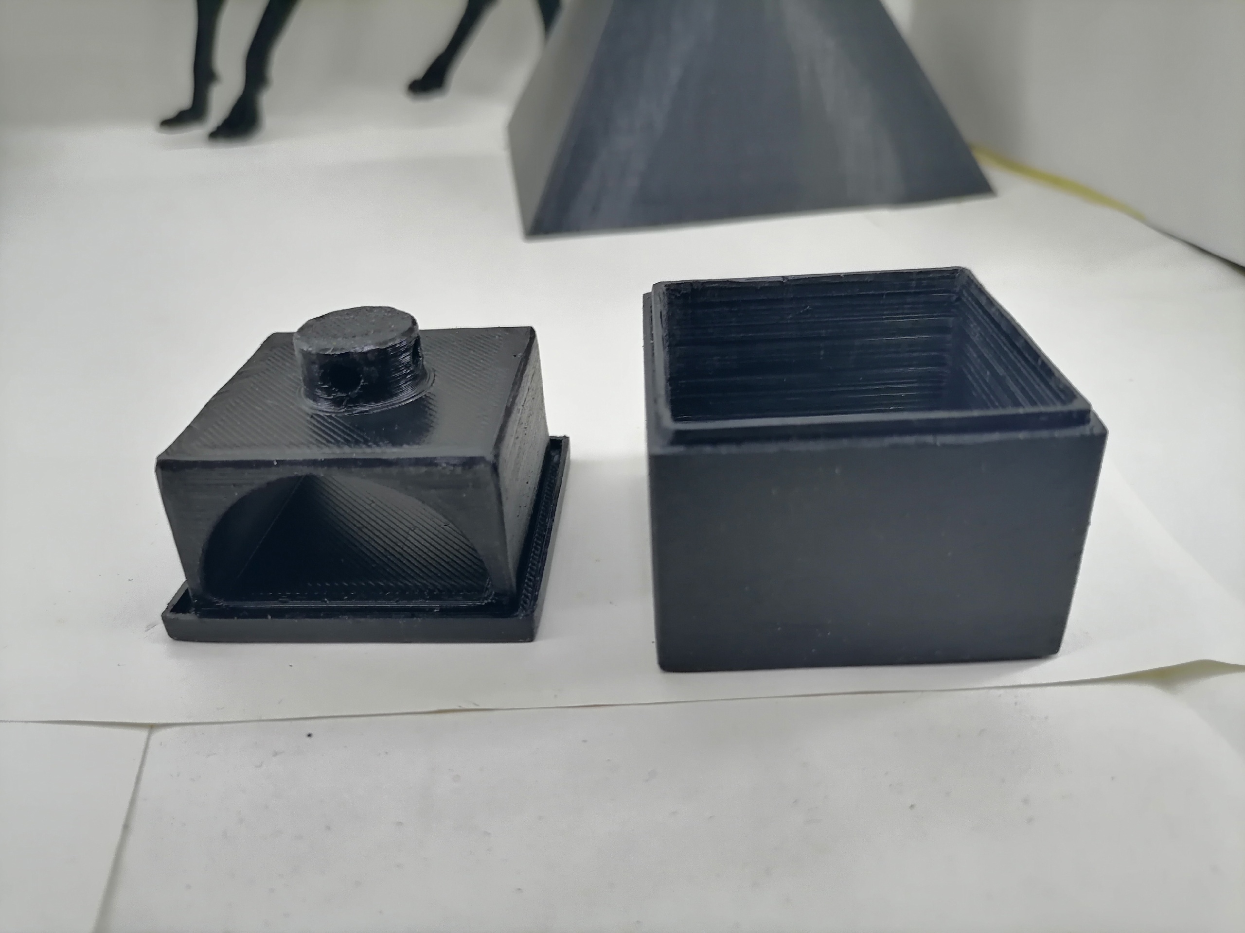 Gizli bir kilidi olan bir tabut. (Plastik Aparattır!!!)