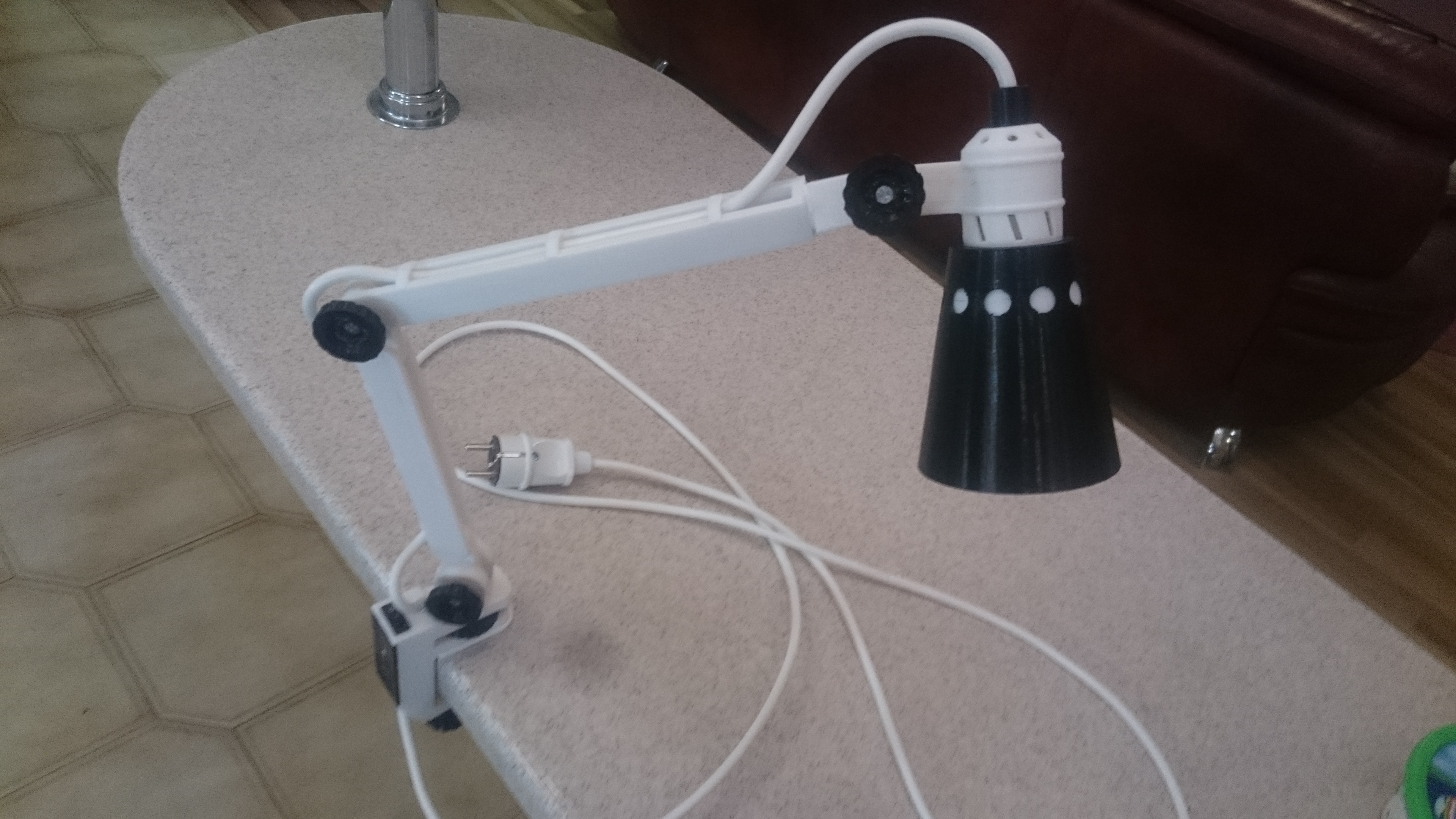 Kelepçedeki lamba dönüyor. (Plastik Aparattır!!!)