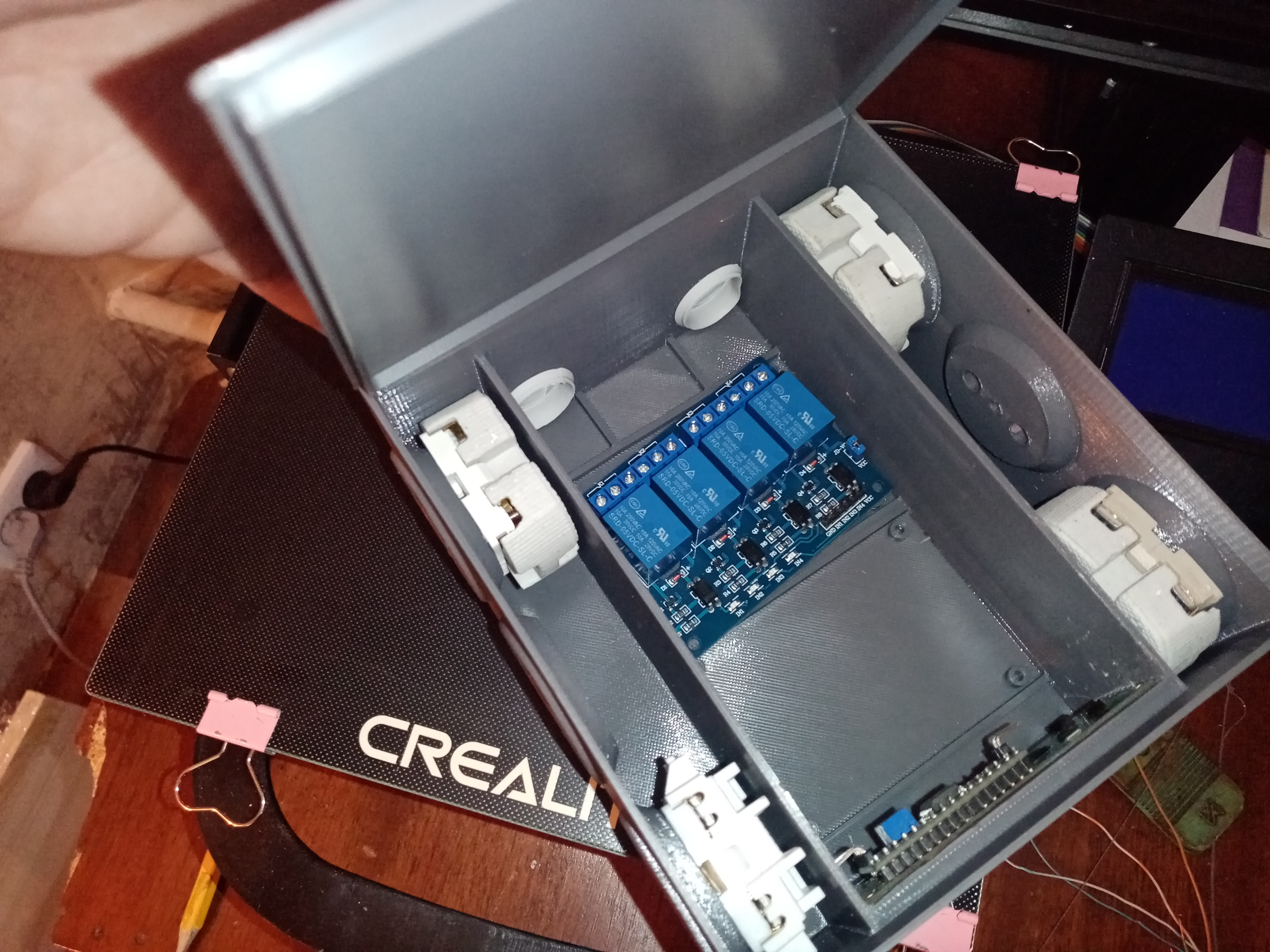 6 soketli ve 16X2 LCD ekranlı muhafaza (Plastik Aparattır!!!)