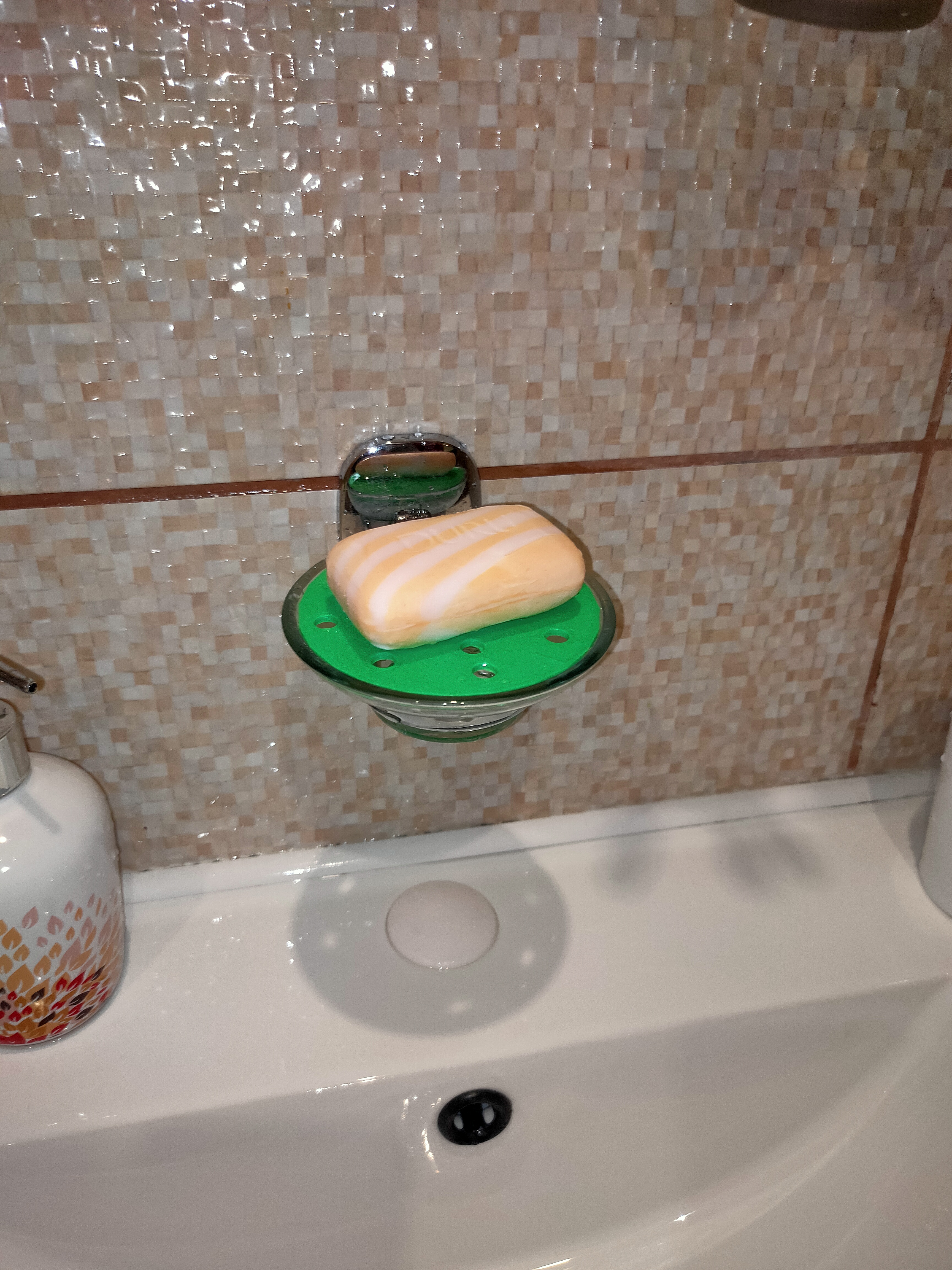 Bir cam sabun kabında sabun sabundan koruyucu plastik plaka (Plastik Aparattır!!!)