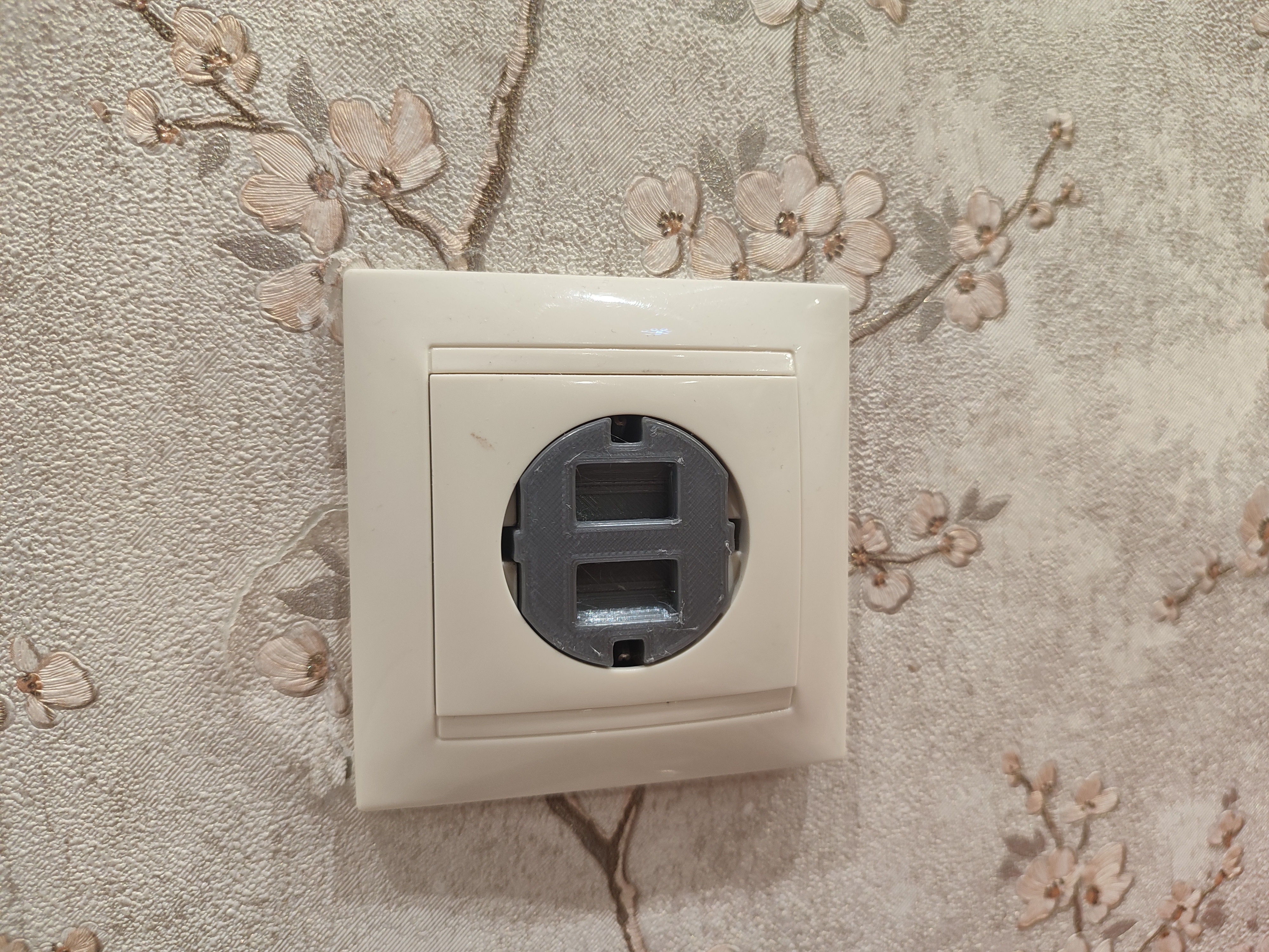 Soketler için çocukların açamayacağı fiş. (Plastik Aparattır!!!)