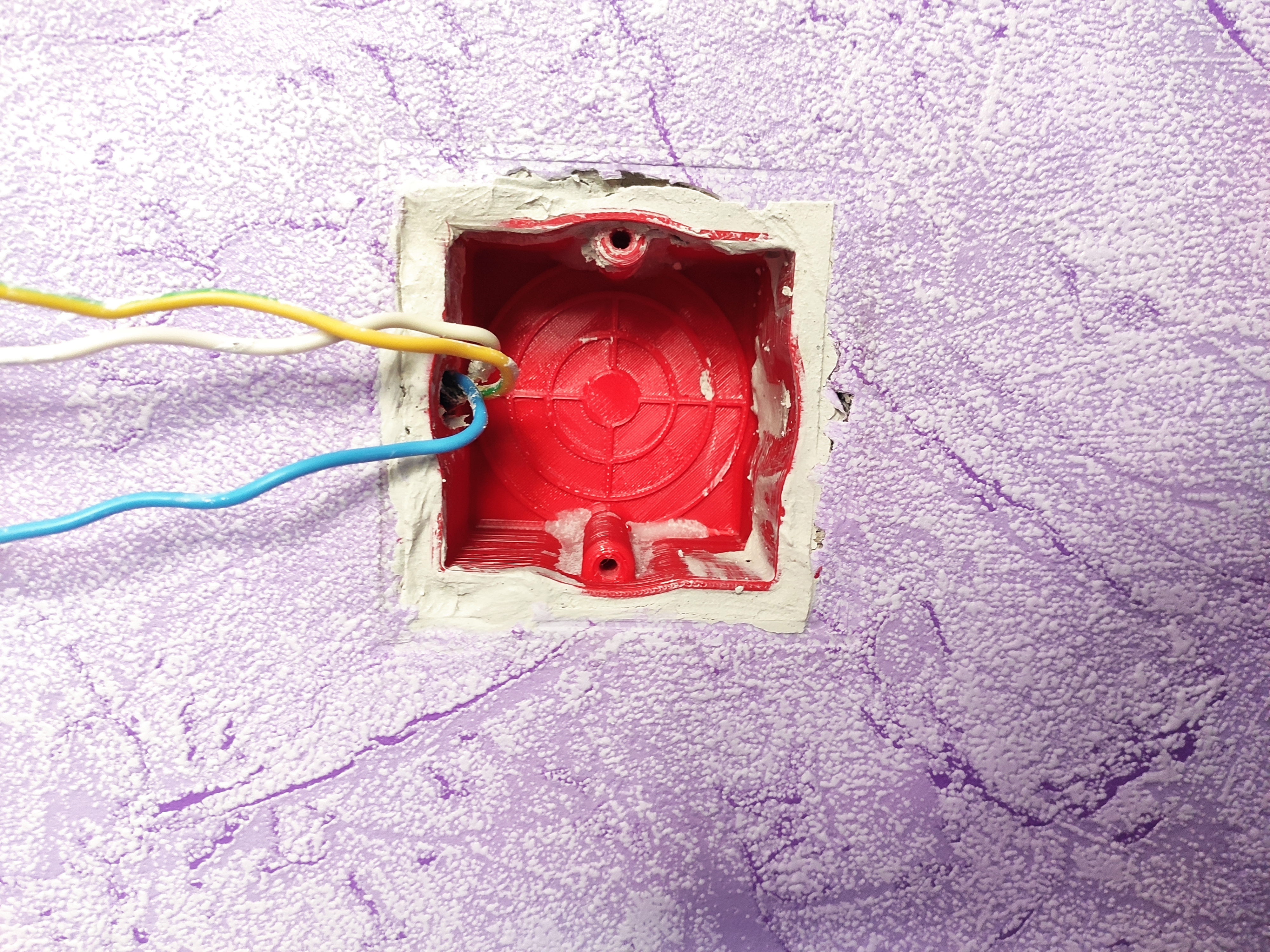 Çin anahtarının altındaki kutu (Plastik Aparattır!!!)