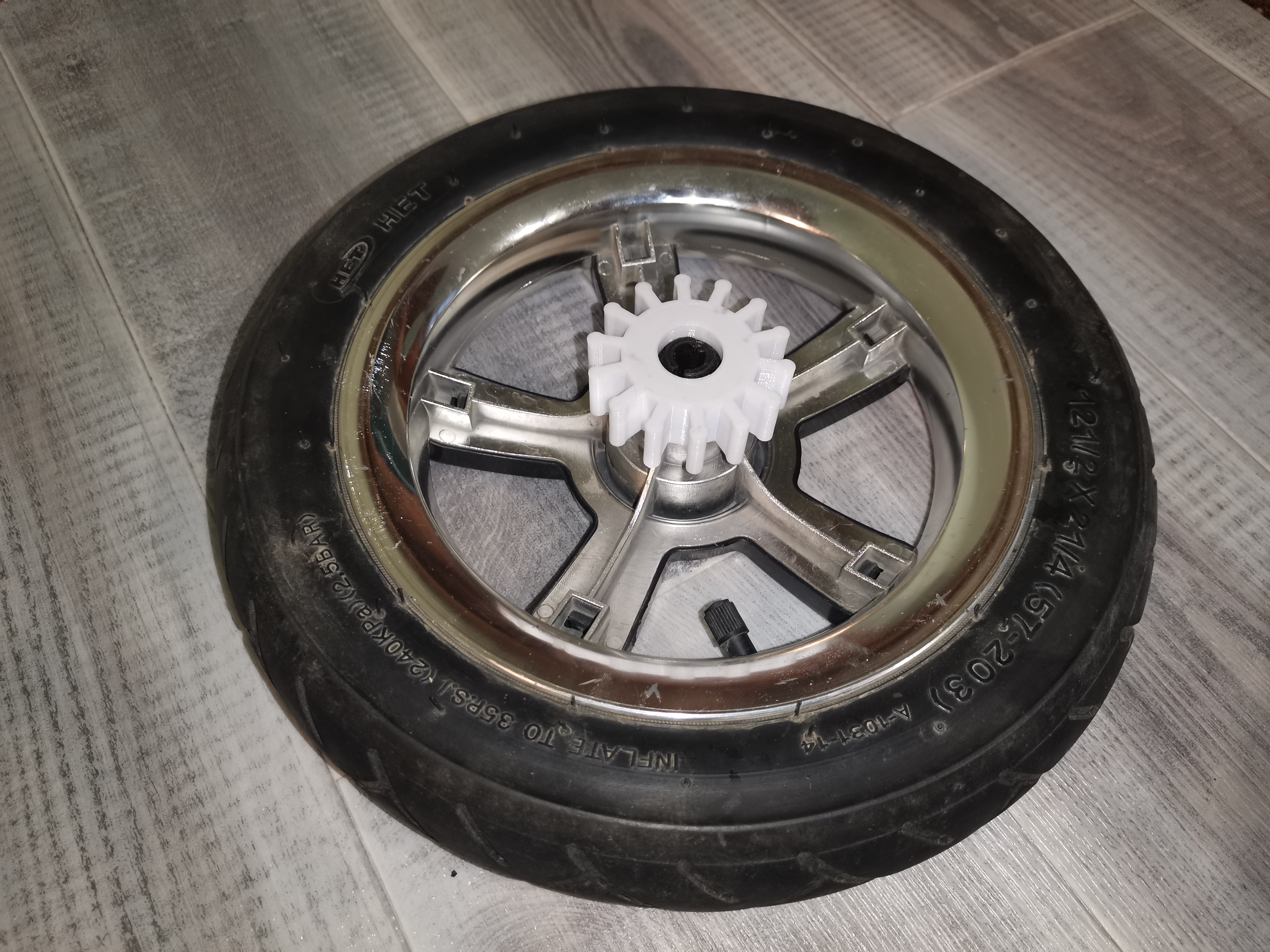 Bir bebek arabasının çarkını durdur (Plastik Aparattır!!!)