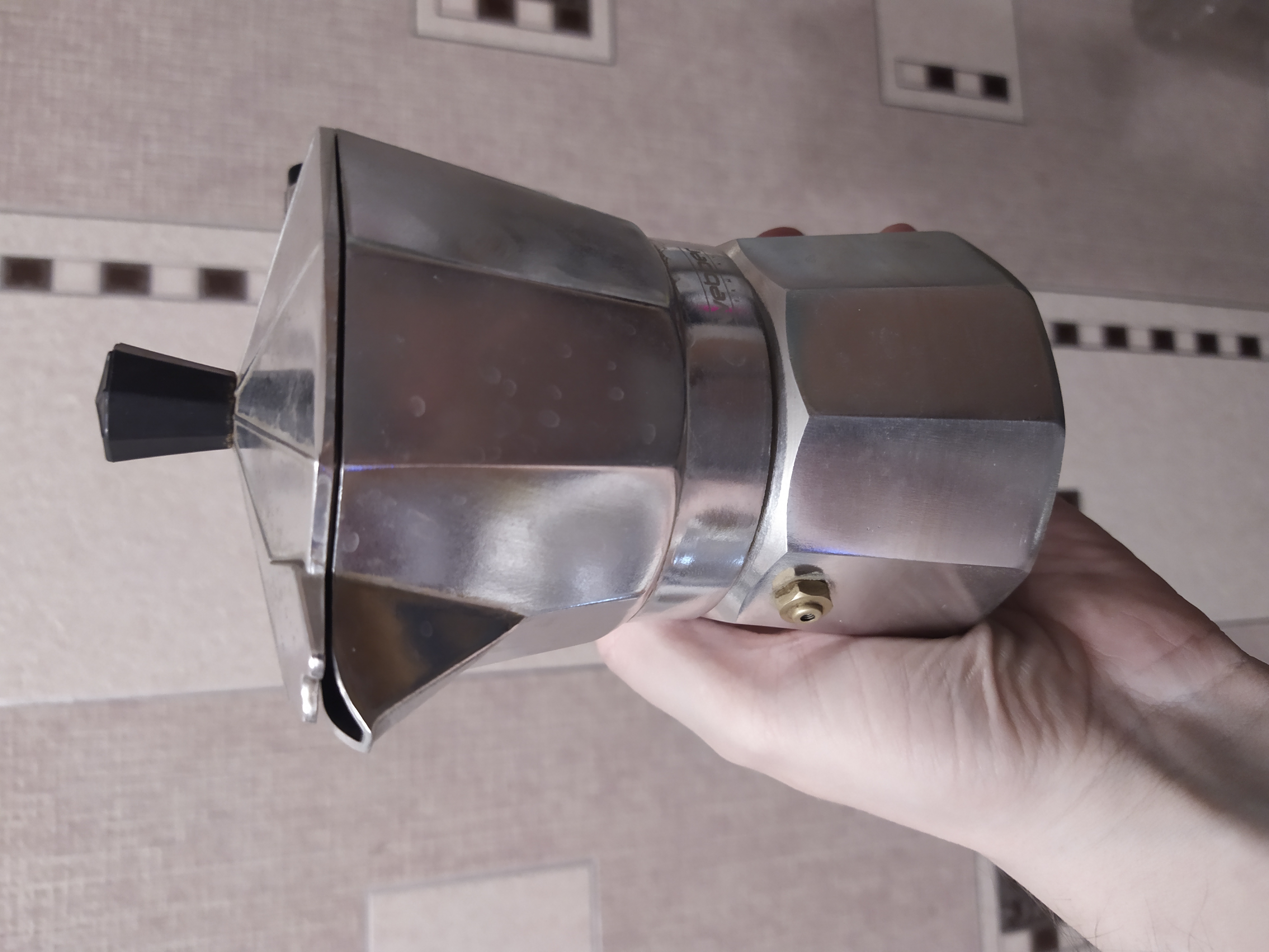 150 ml şofben kahve makinesi için huniyi açın ve bastırın. (Plastik Aparattır!!!)