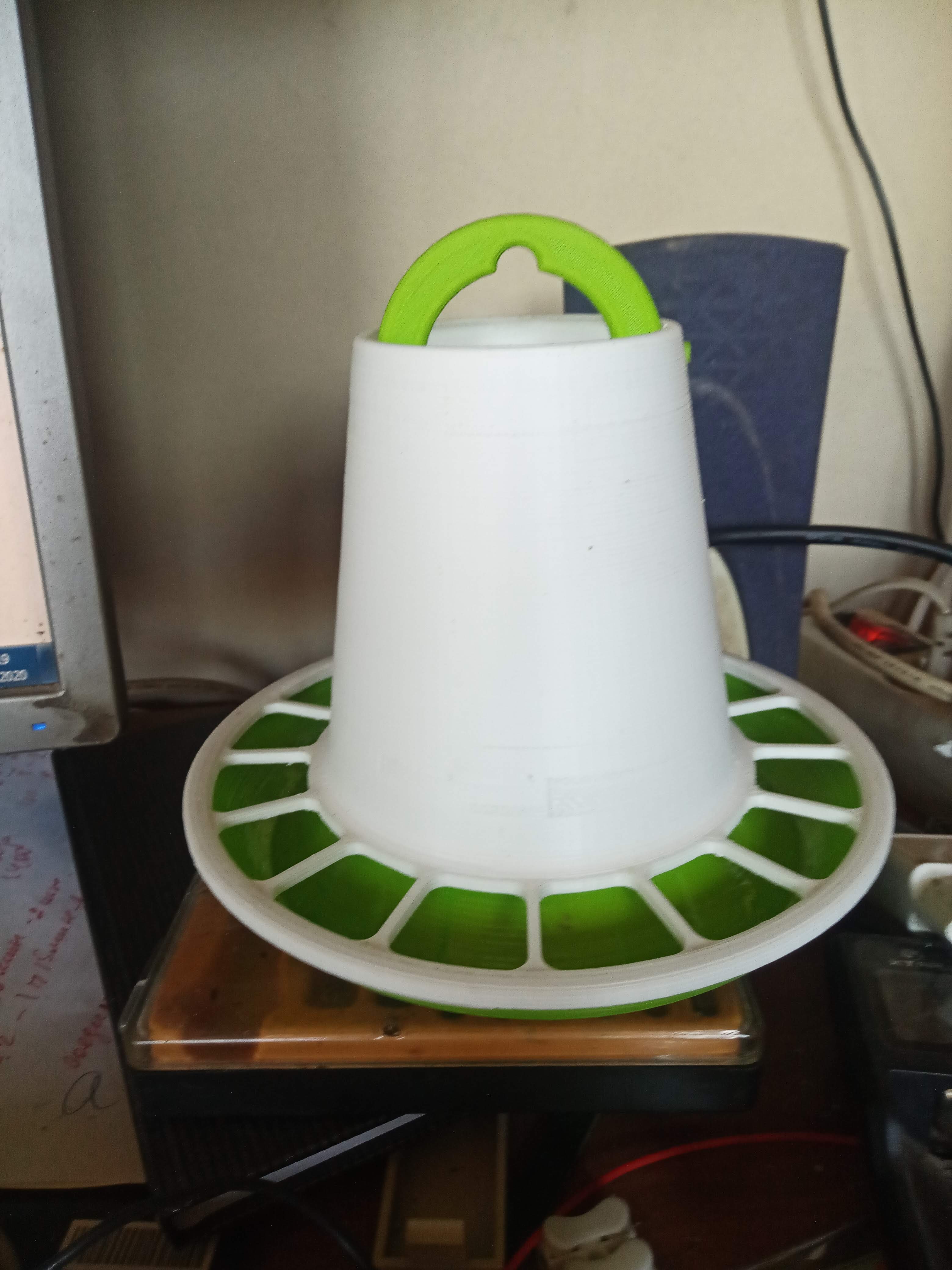 Tavuklar için bunker besleyici (Plastik Aparattır!!!) Tavuklar için bunker besleyici (Plastik Aparattır!!!)