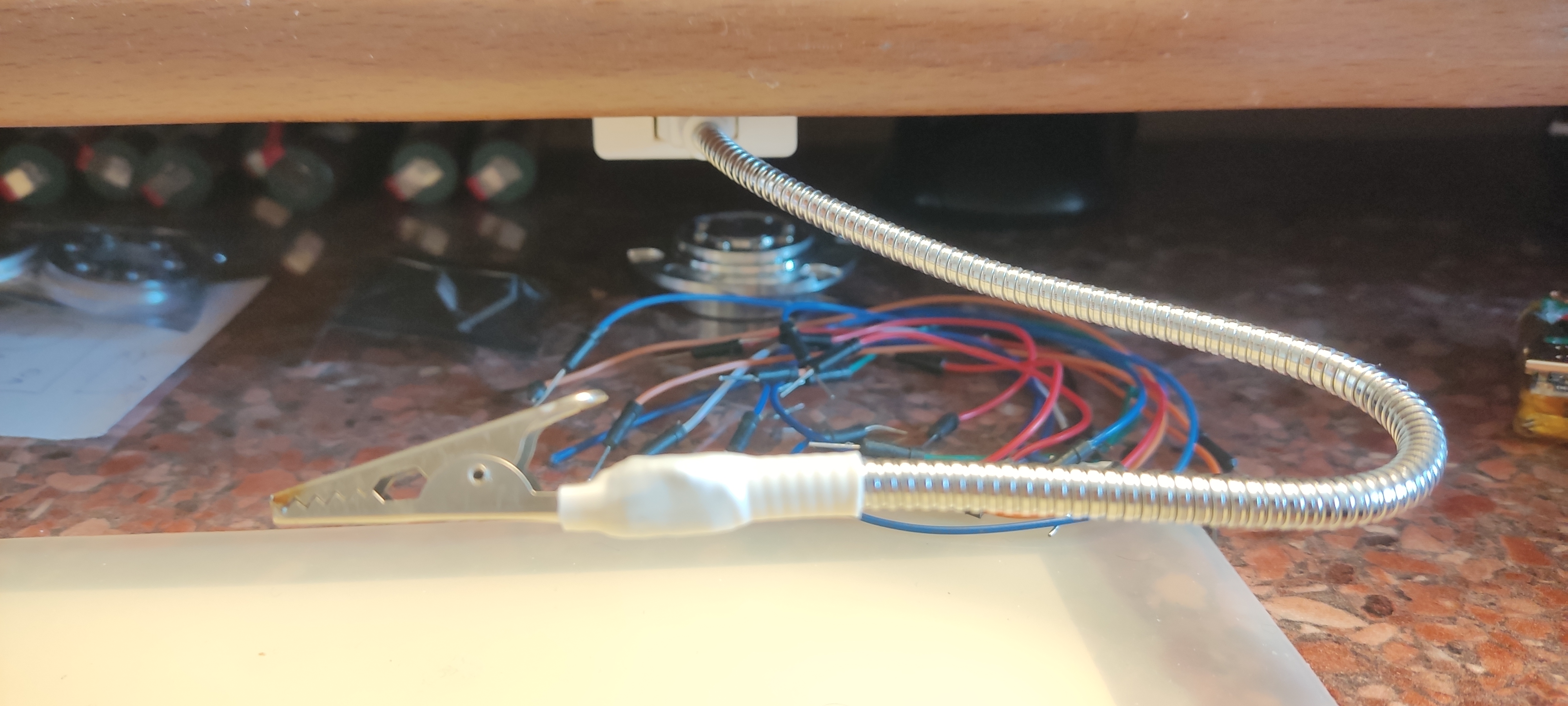 Masanın altında tutucunun sahibi (Plastik Aparattır!!!)