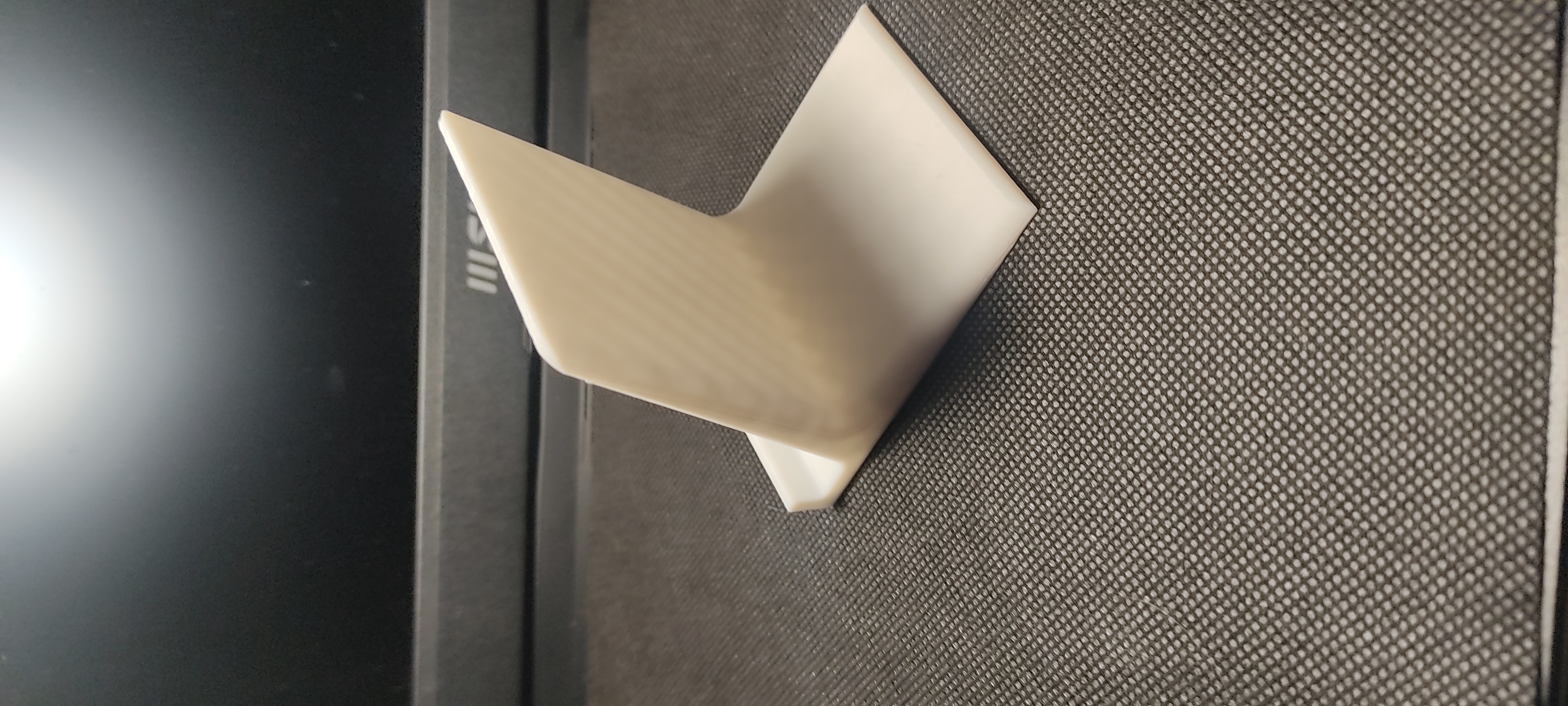 Akıllı telefonun standı ergonomik. (Plastik Aparattır!!!)