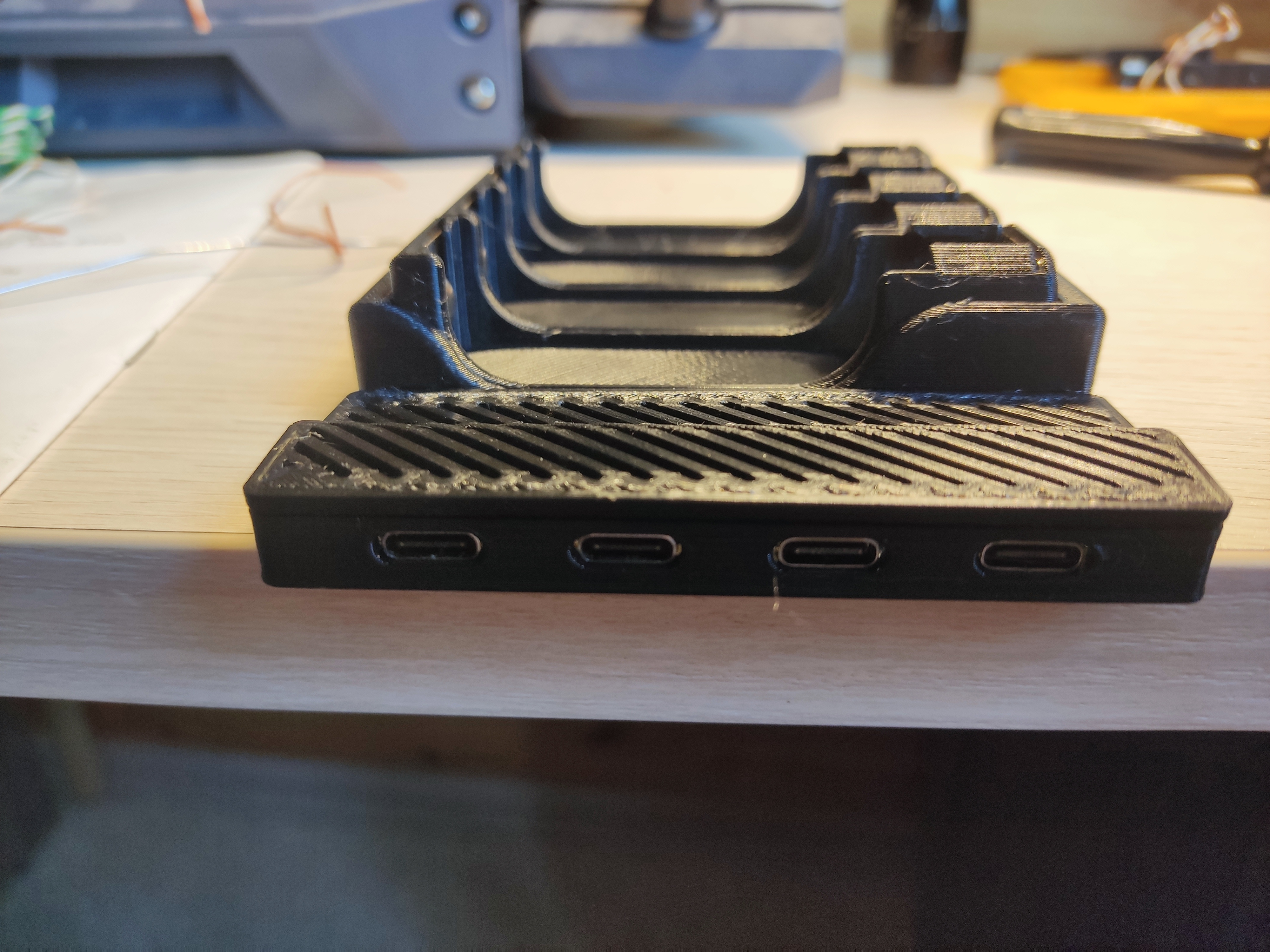 Şarj Cihazının Kolordu ve Sahipleri 4x18650. (Plastik Aparattır!!!)