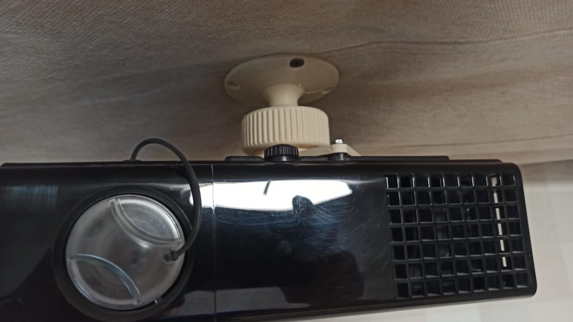 Tavandaki hemen hemen her projektör için süspansiyon (Plastik Aparattır!!!)