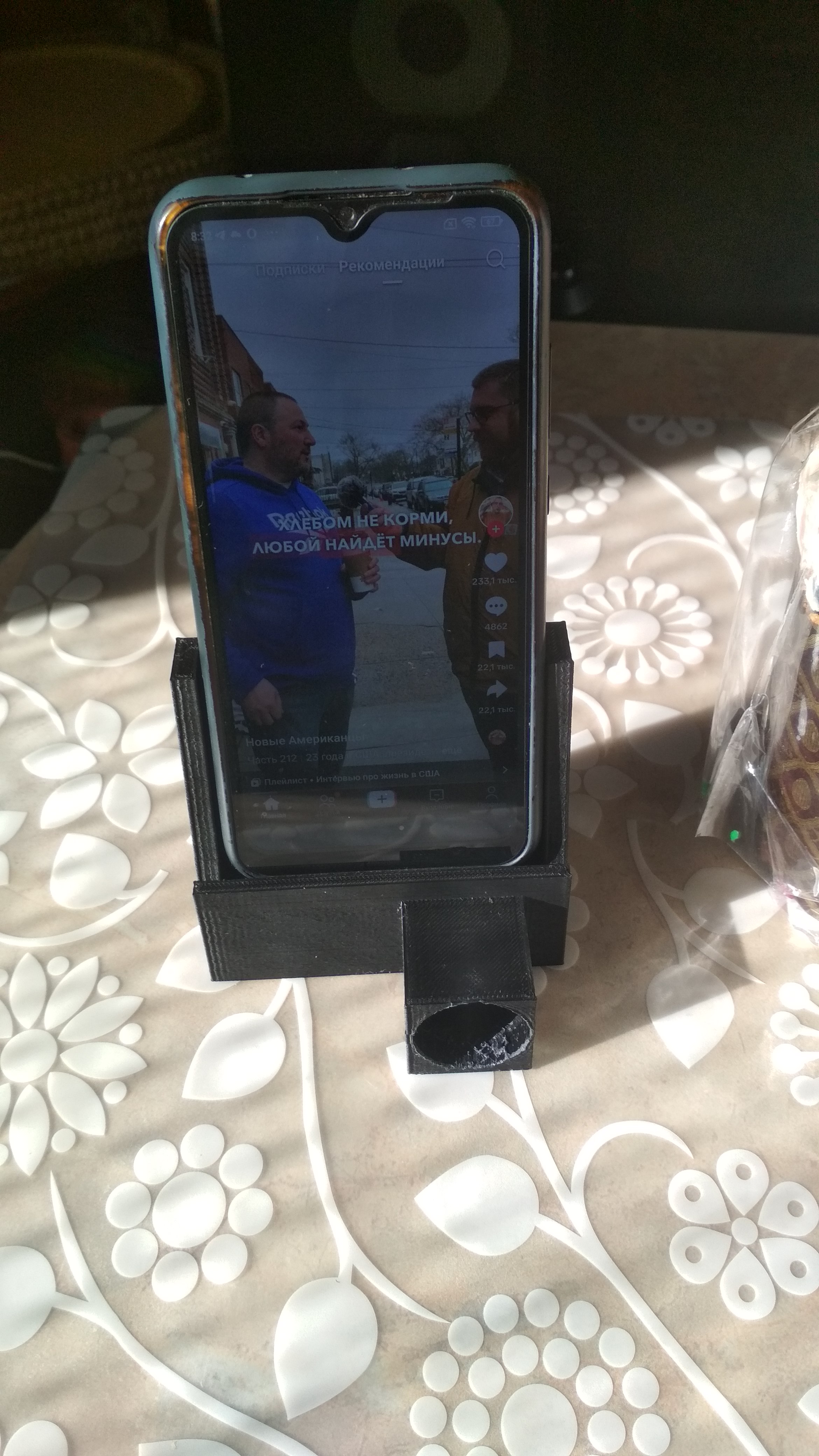 Pasif yönlendirilmiş ses geliştiricisi olan bir akıllı telefon standı (Plastik Aparattır!!!)