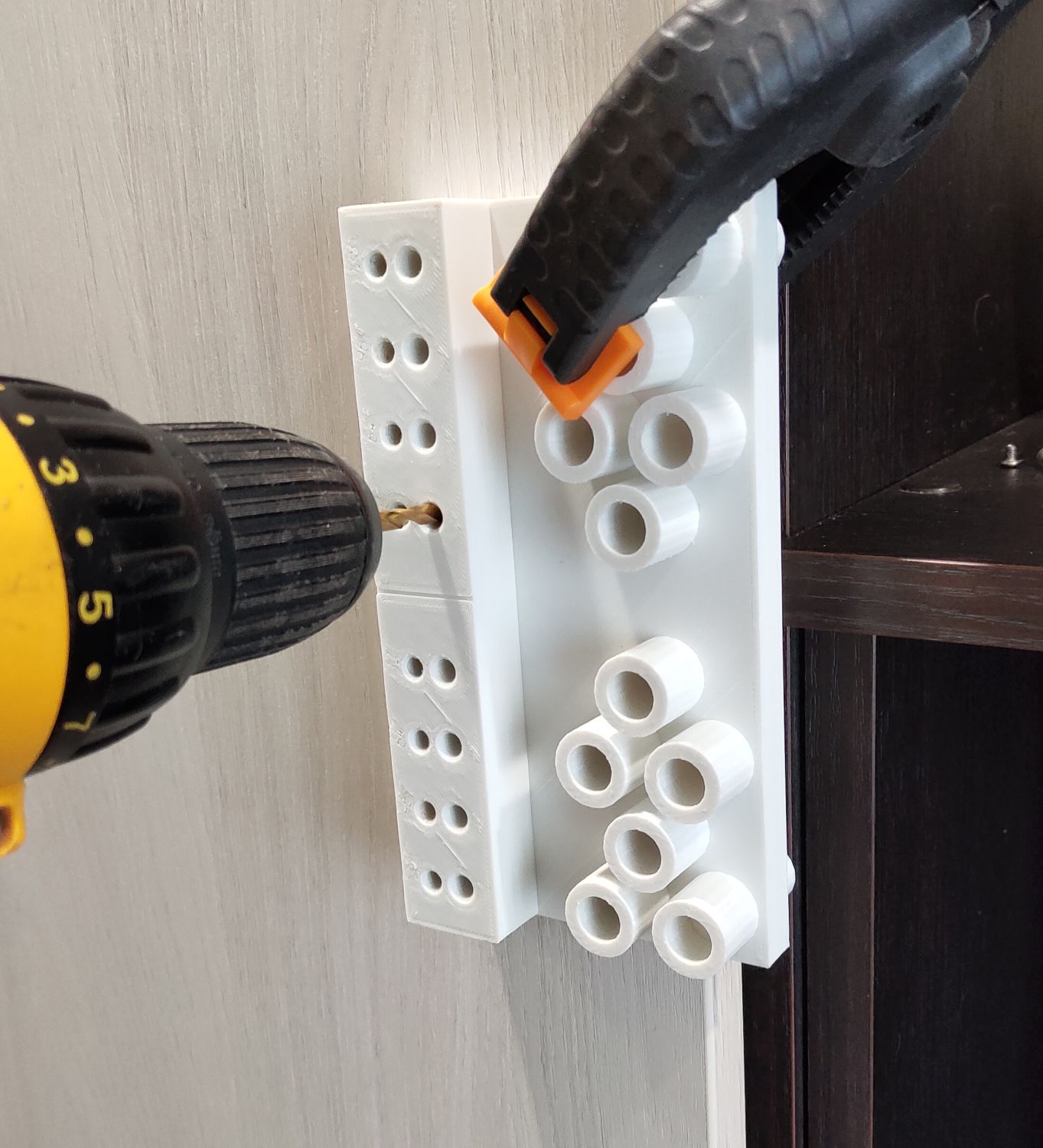 Mobilya Kulpları Delmek için İletken/Şablon. (Plastik Aparattır!!!)
