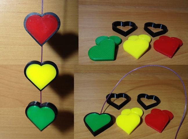 Bir arabanın dikiz aynası için kalplerden yapılmış anahtarlık (Plastik Aparattır!!!)