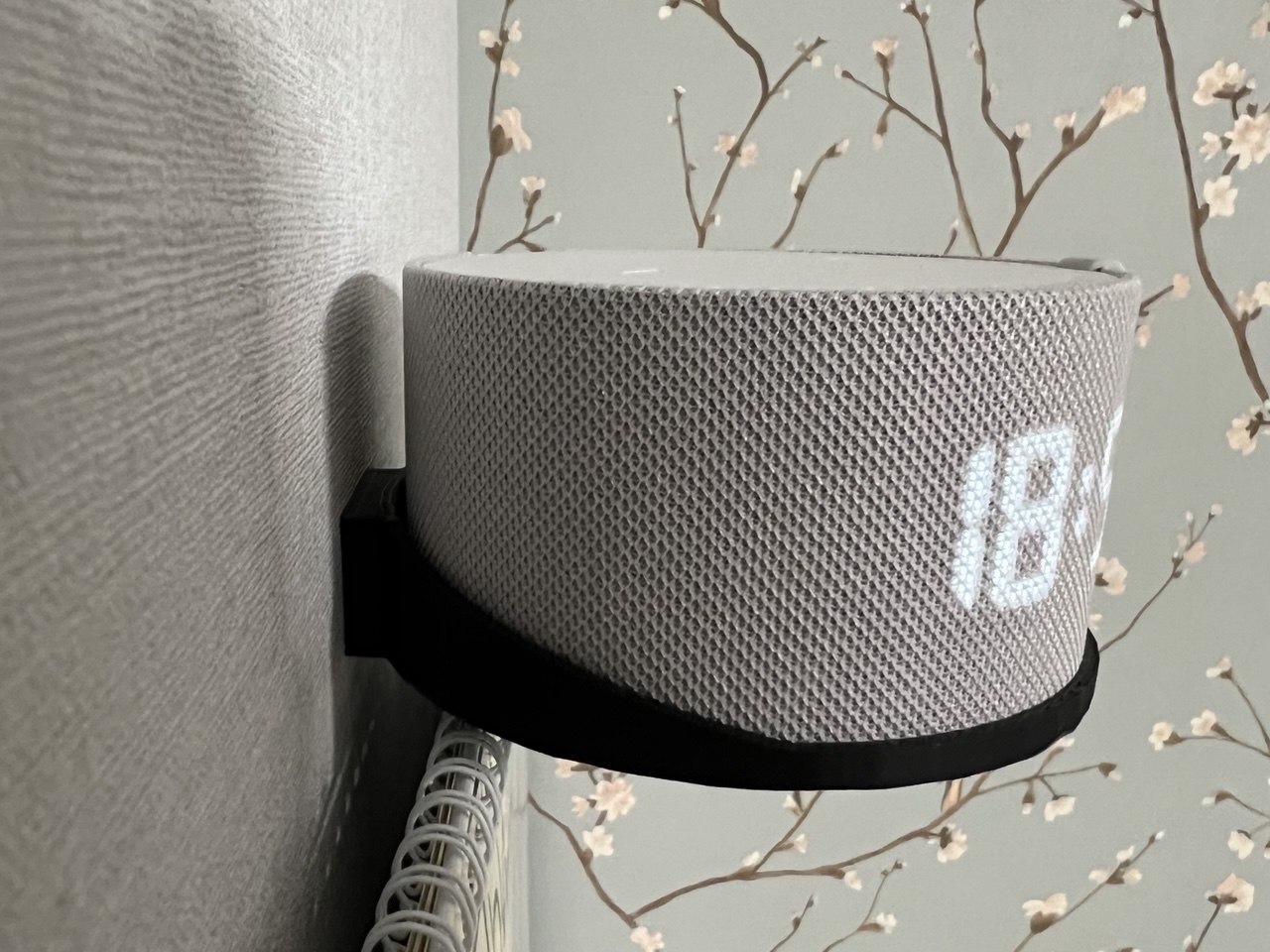 Bir saat ile Yandex mini 2 - duvar sütun duvarında bir braket (Plastik Aparattır!!!) Bir saat ile Yandex mini 2 - duvar sütun duvarında bir braket (Plastik Aparattır!!!)
