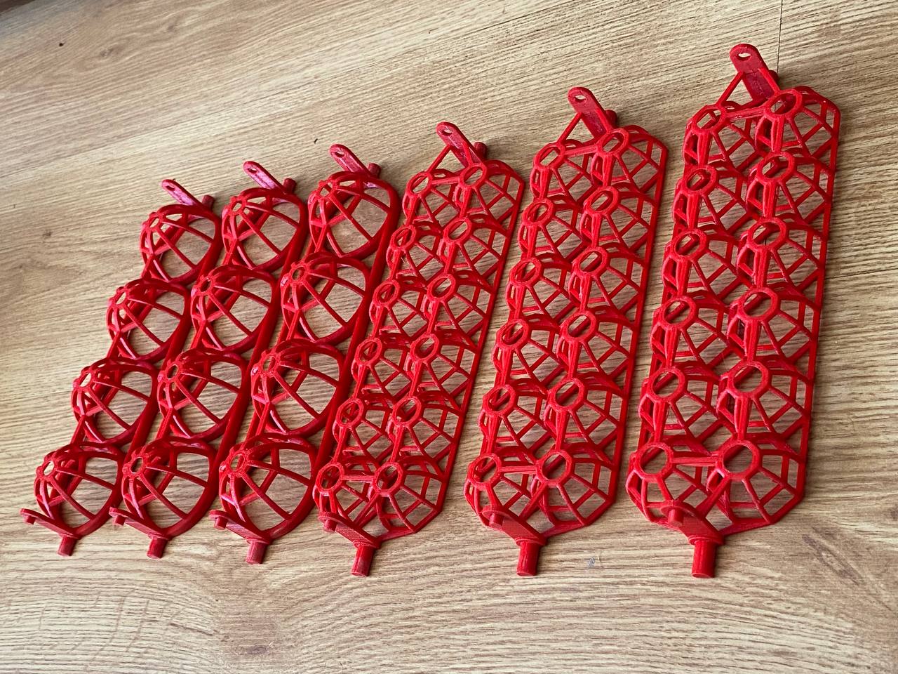 Tavuk ve bıldırcın yumurtaları için ev yapımı bir inkübatörün döner bir tepsisi. (Plastik Aparattır!!!)