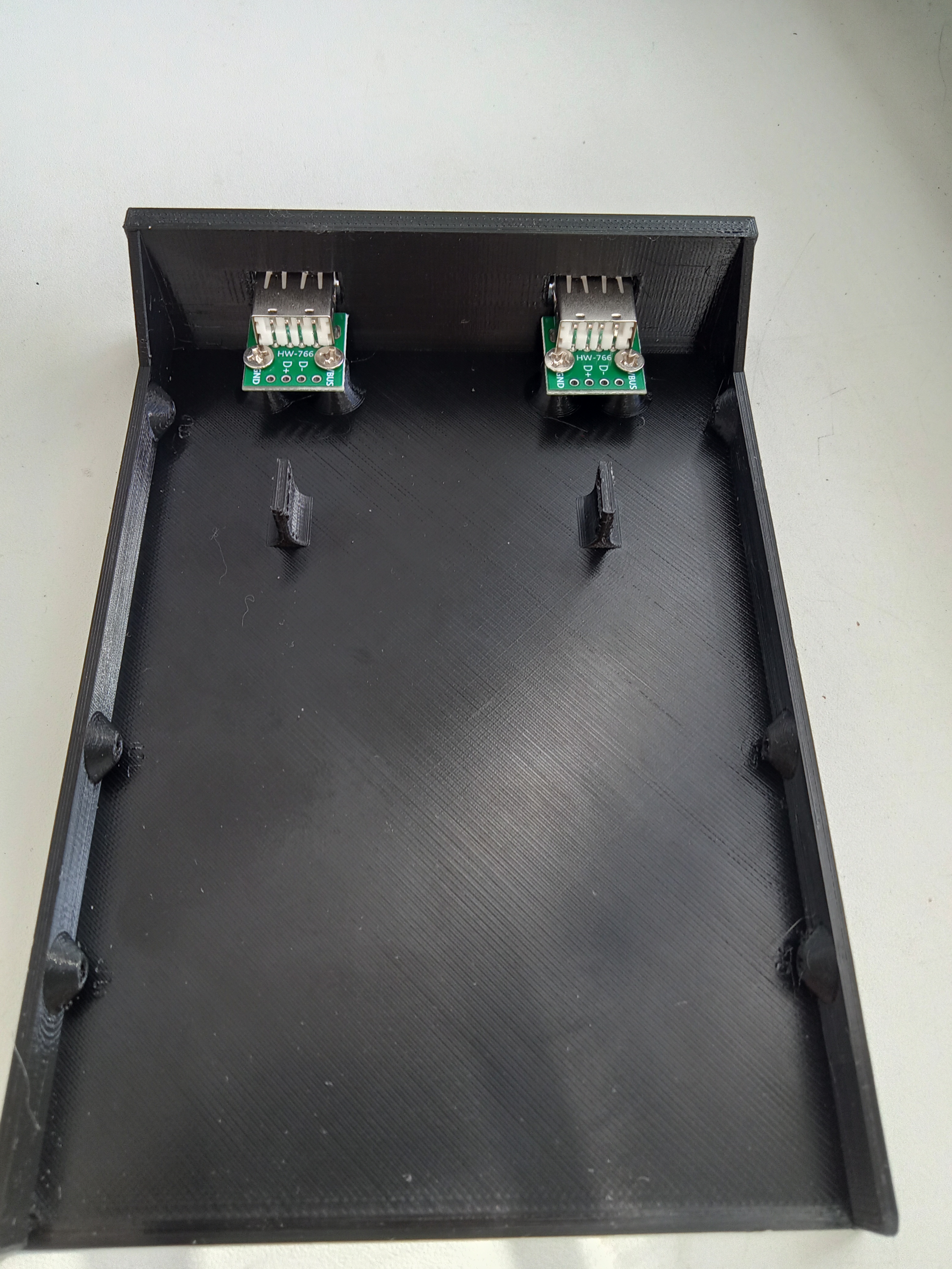 Ön panel 3.5 "SSD için bir montajlı iki USB 2.0 konektör + seçeneği ile (Plastik Aparattır!!!) Ön panel 3.5 "SSD için bir montajlı iki USB 2.0 konektör + seçeneği ile (Plastik Aparattır!!!)