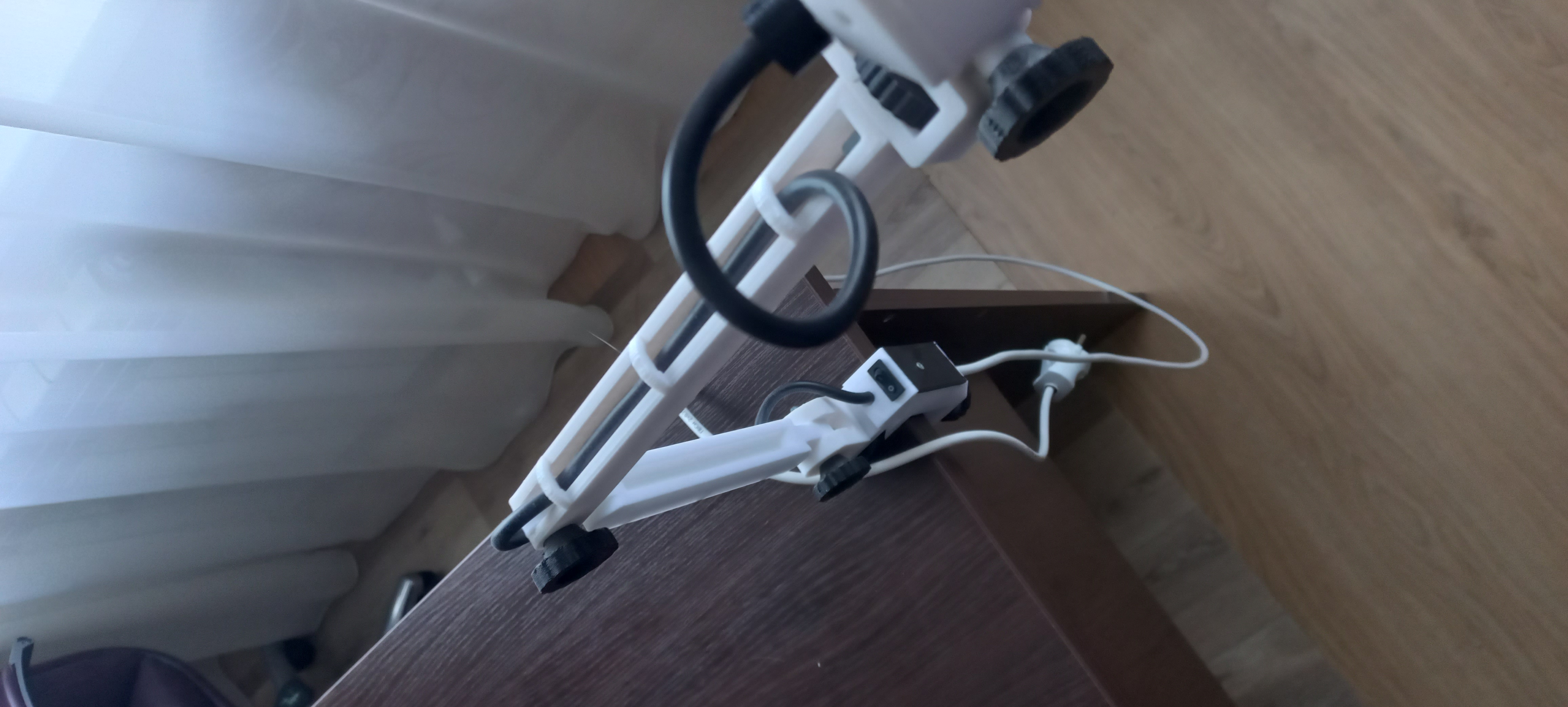 Kelepçedeki lamba dönüyor. (Plastik Aparattır!!!)