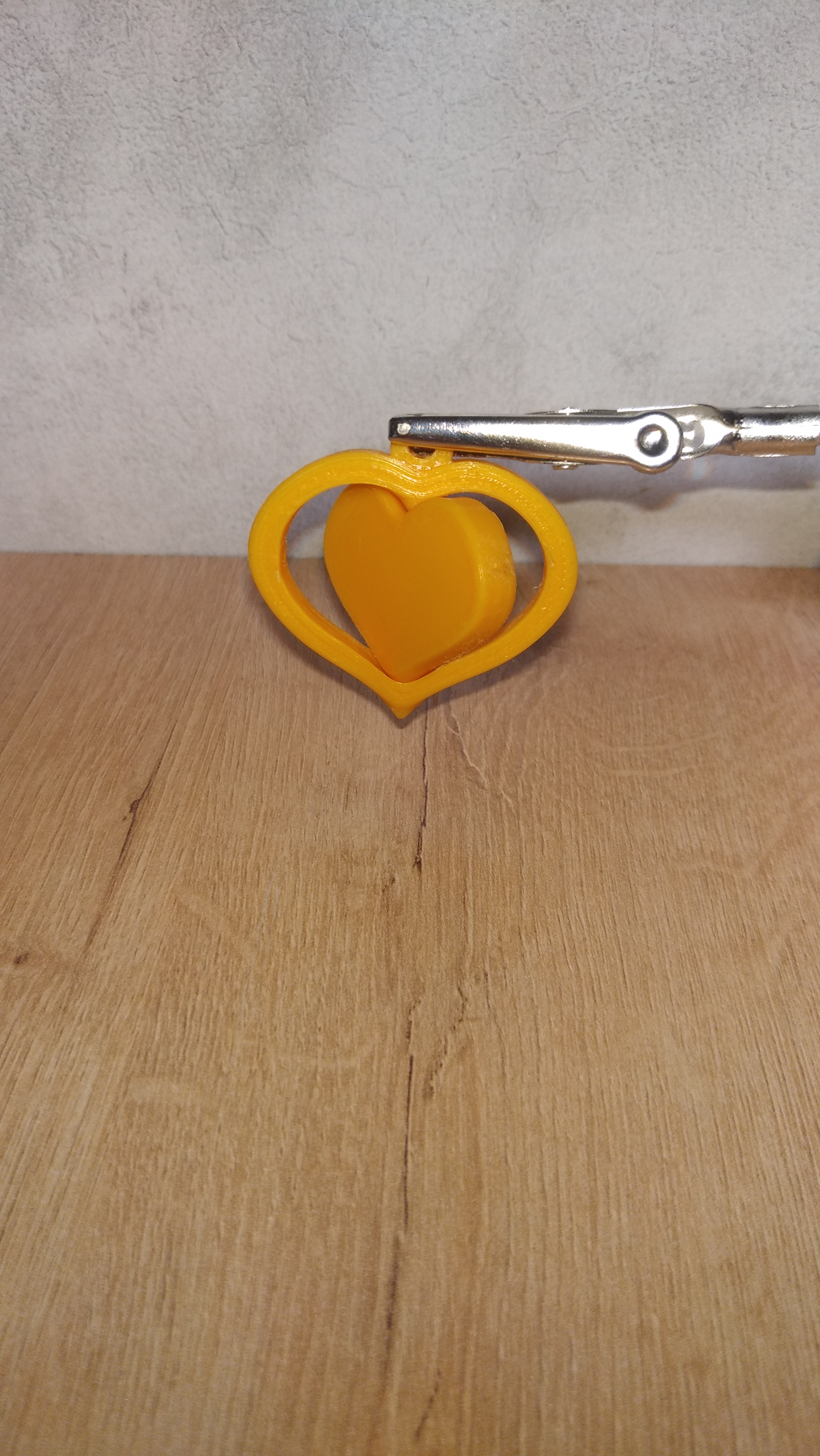 Bir anahtarlık dönüyor (Plastik Aparattır!!!)