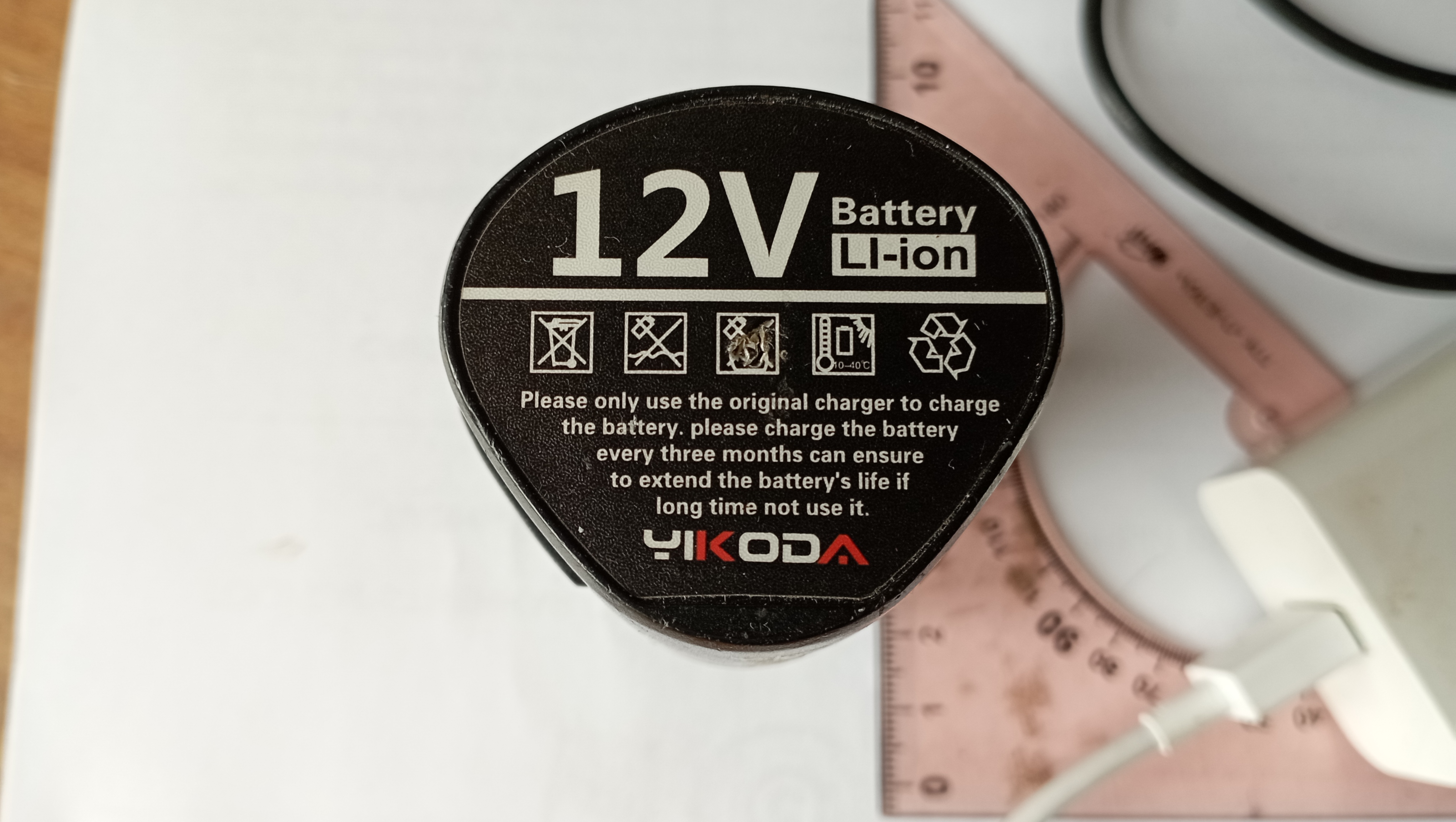 Ayrı konektör, 12V pilin yikoda tornavidan bağlantısı. (Plastik Aparattır!!!)