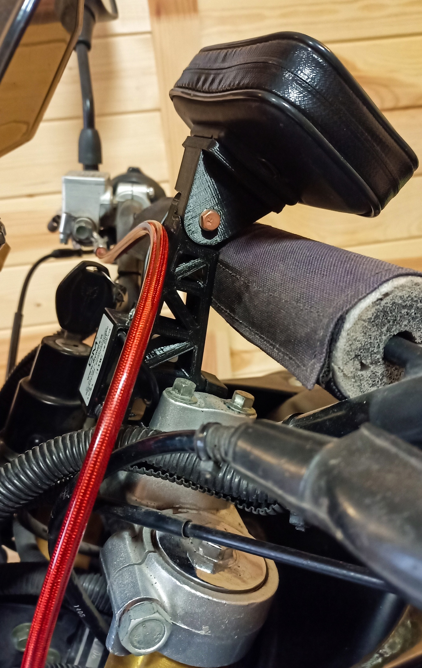 Navigatörü veya telefonu 22 mm çapında bir motosikletin direksiyon simidine sabitlemek. (Plastik Aparattır!!!) Navigatörü veya telefonu 22 mm çapında bir motosikletin direksiyon simidine sabitlemek. (Plastik Aparattır!!!)