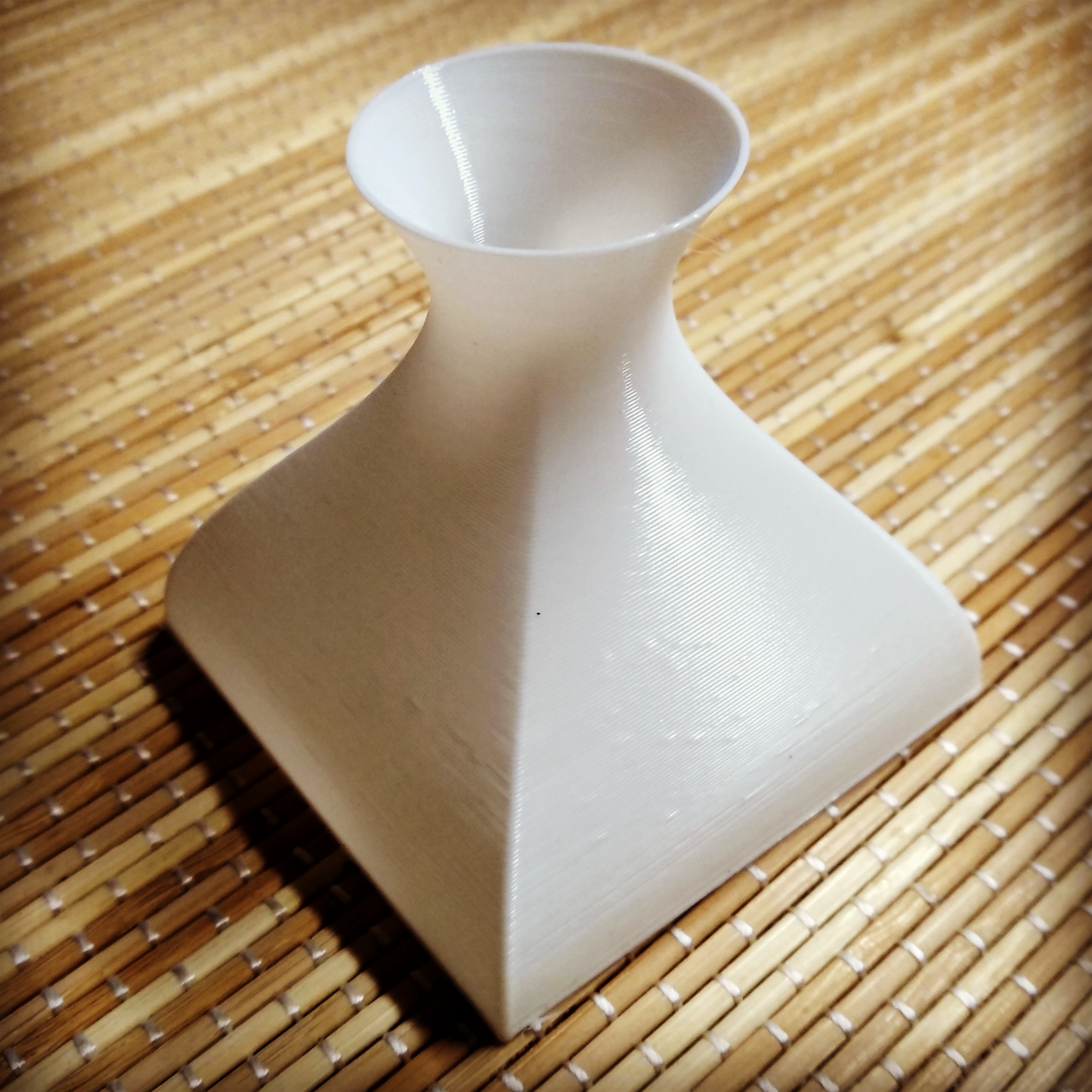 Sürahi devrilmeye dirençlidir. (Plastik Aparattır!!!)