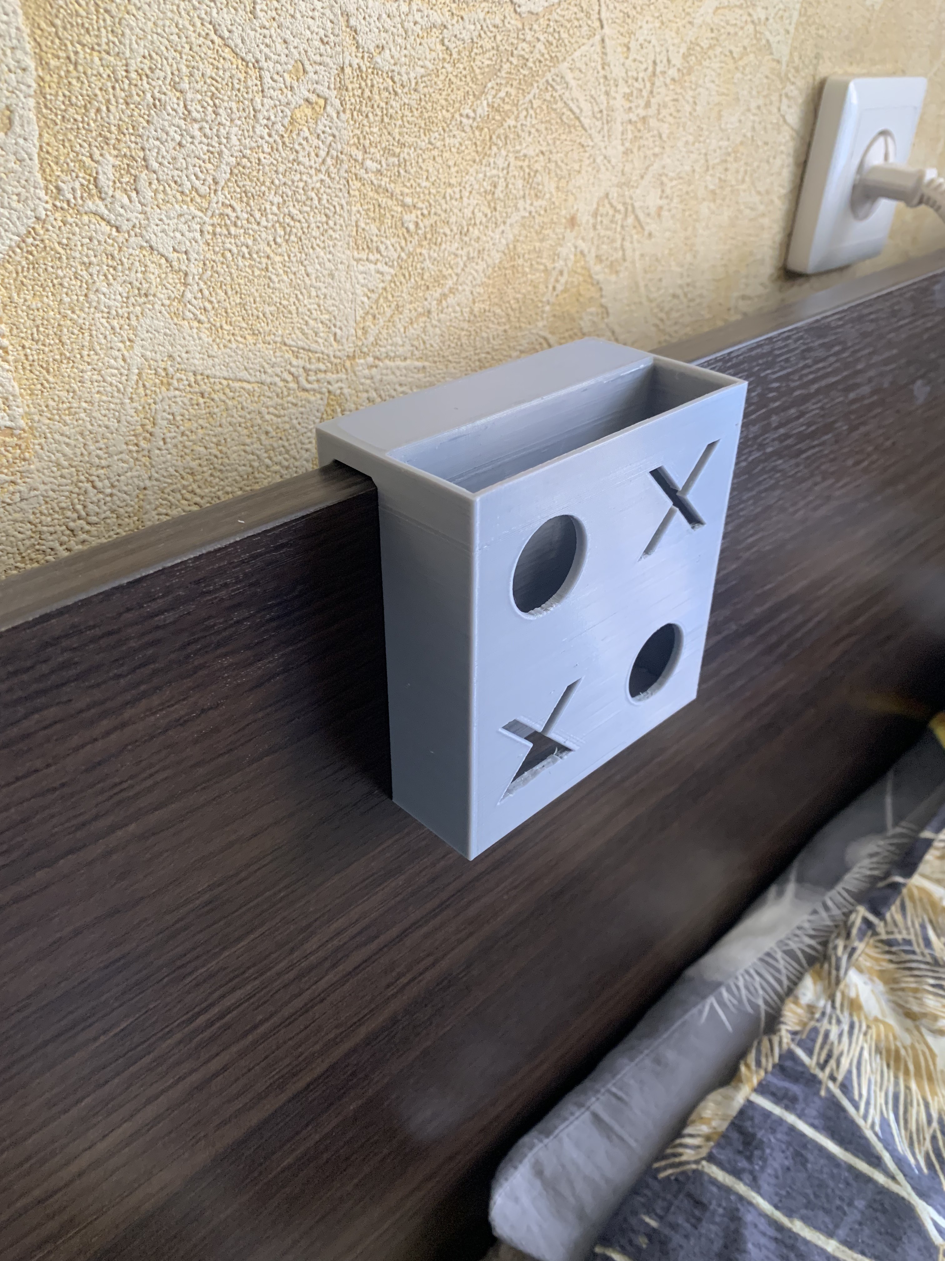 Bir telefon için bir yatakta tutucu (Plastik Aparattır!!!)