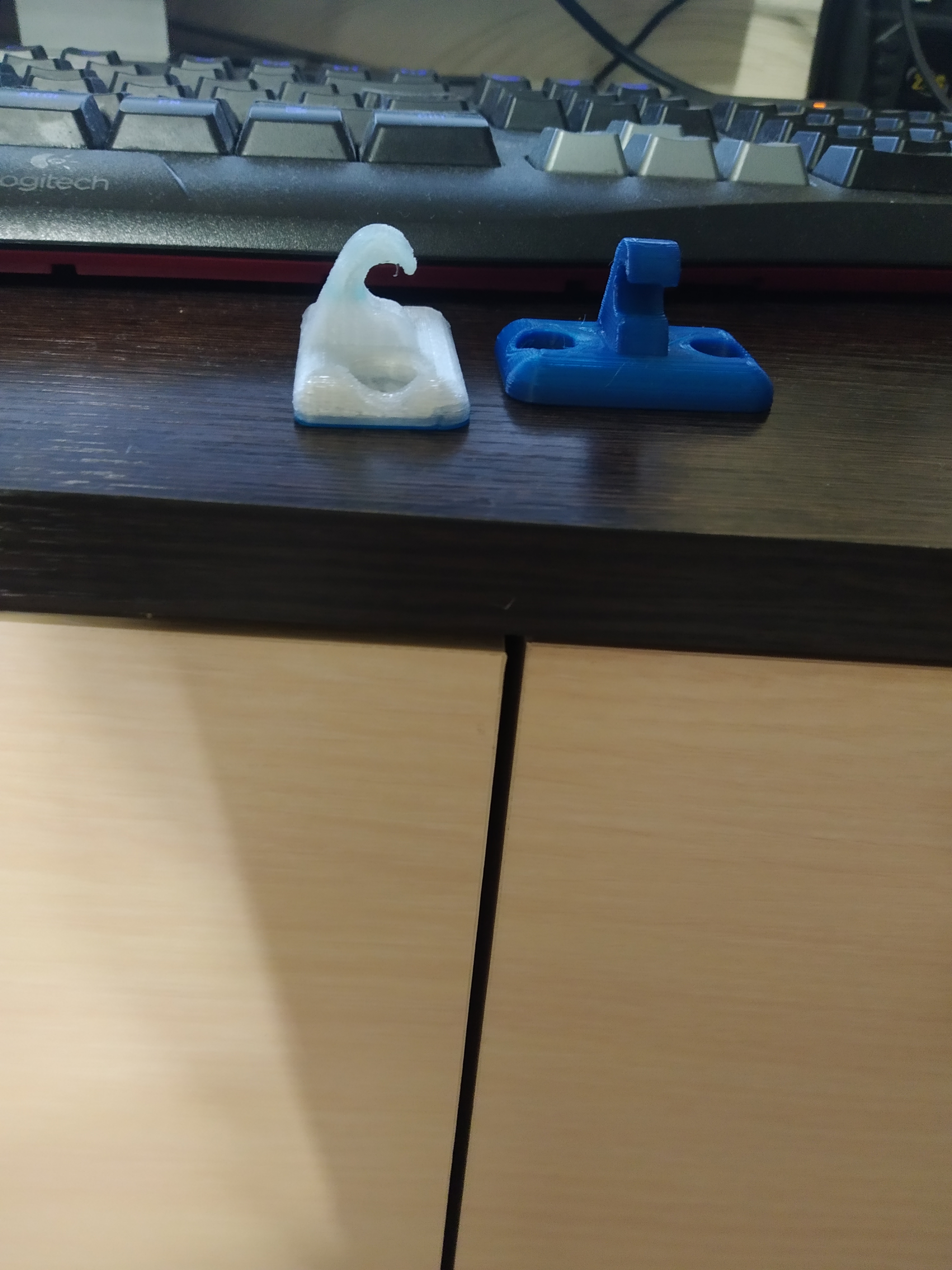 44 gövdede Audi 100 için güneşlik montajı (tutucu). (Plastik Aparattır!!!)