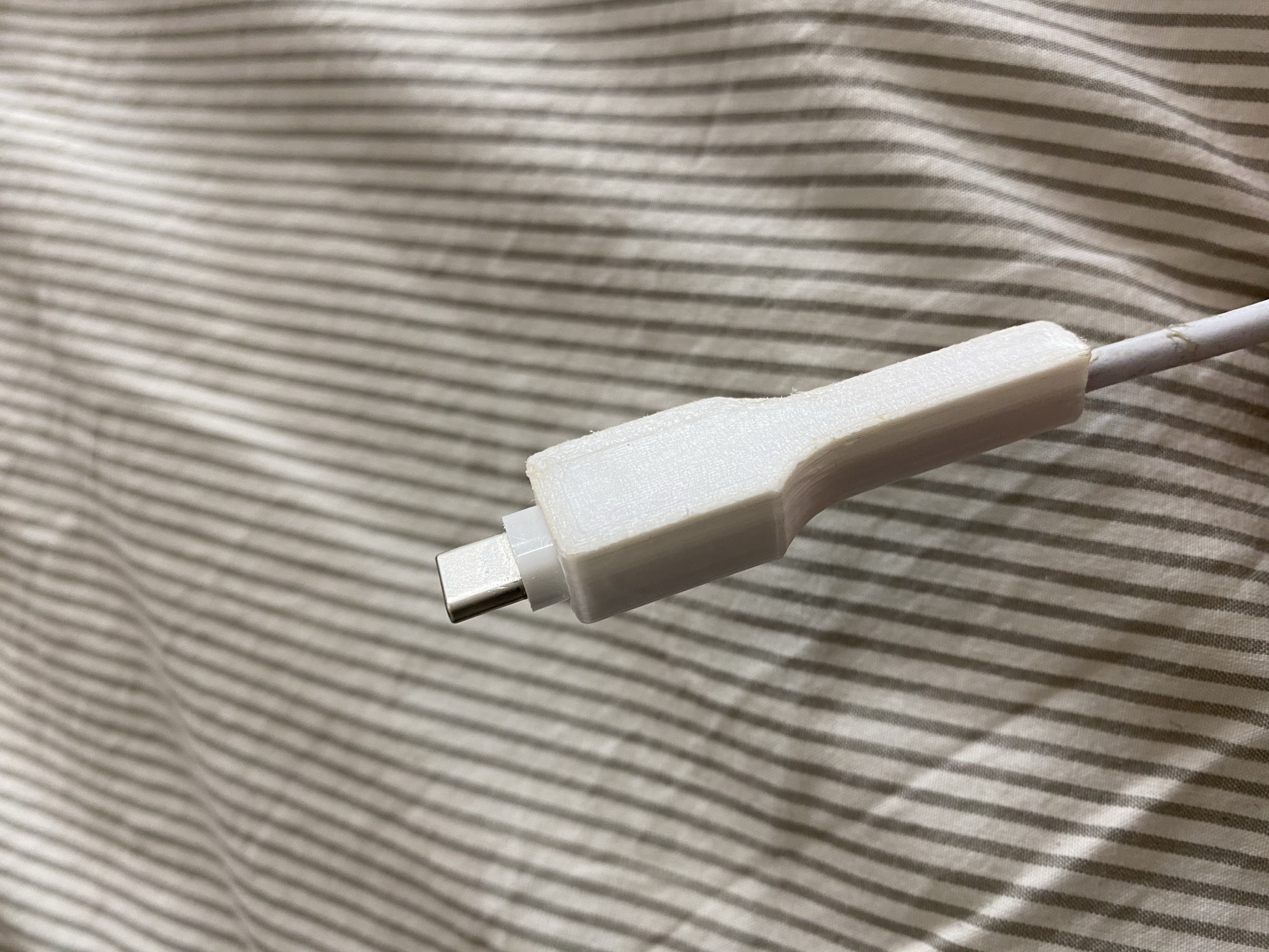 MacBook Pro USB-C için Kablo Koruması (Plastik Aparattır!!!)