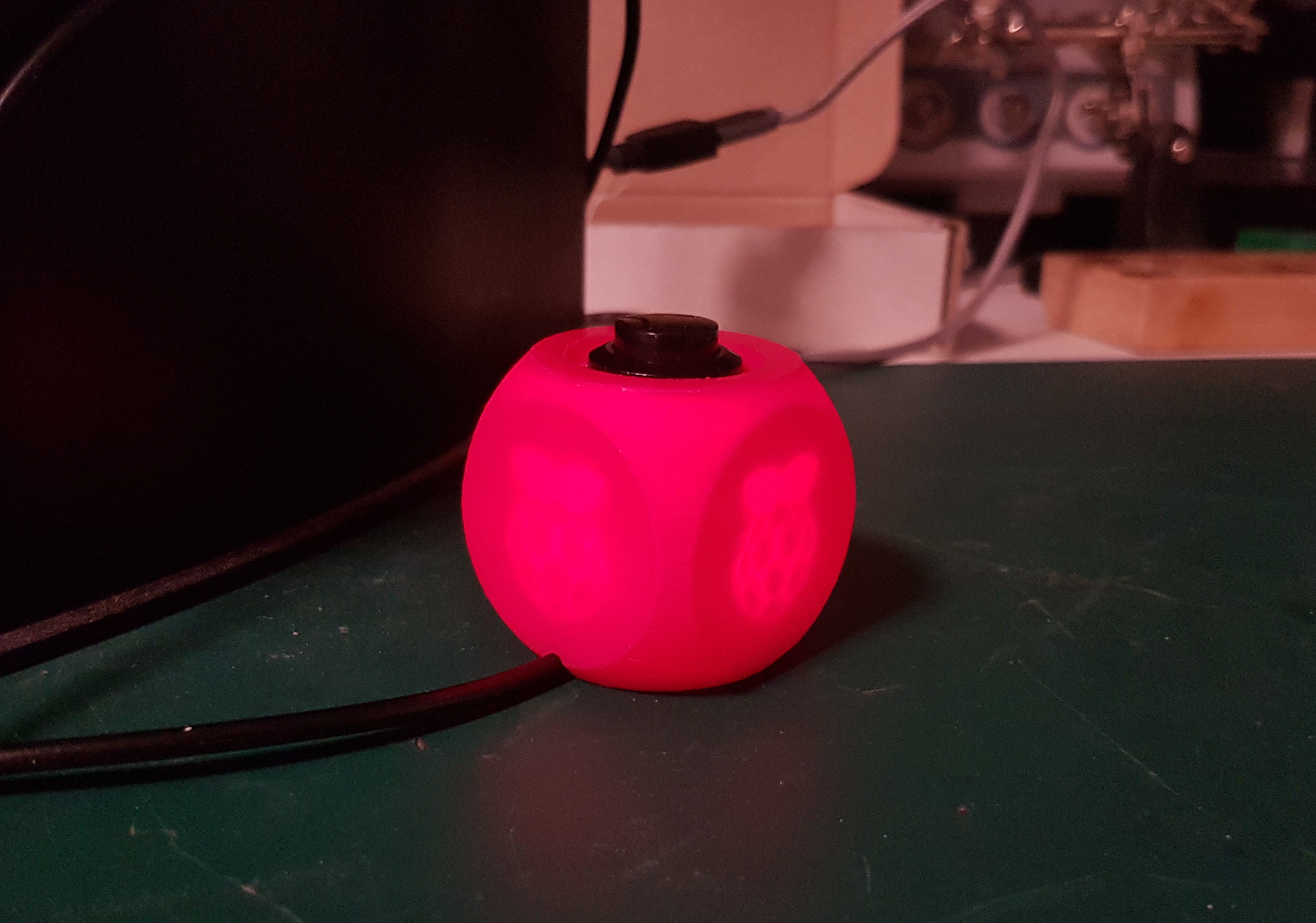 Raspberry Pi'nin güç düğmesi ve çalışma göstergesi için muhafaza (Plastik Aparattır!!!)