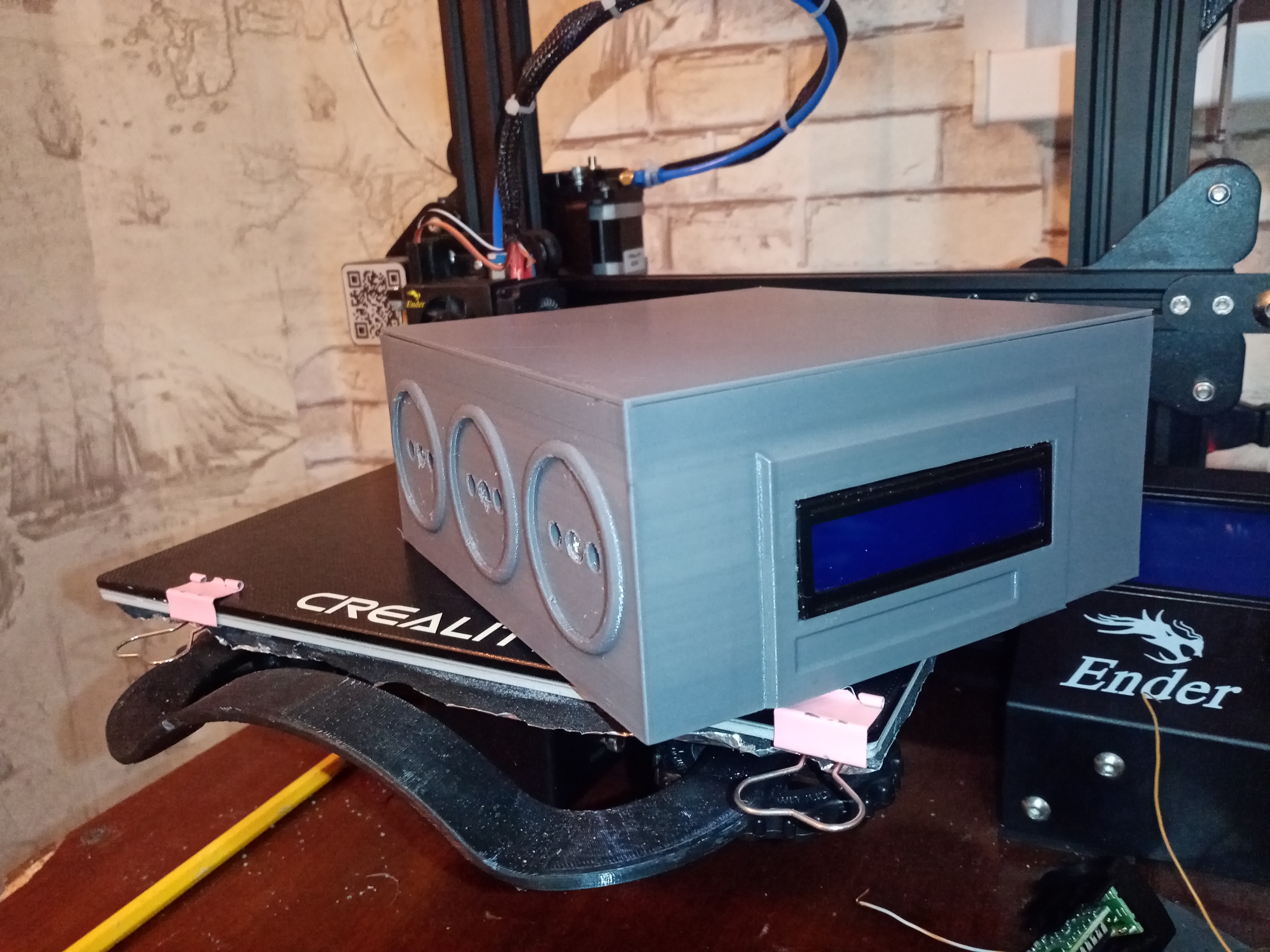 6 soketli ve 16X2 LCD ekranlı muhafaza (Plastik Aparattır!!!)