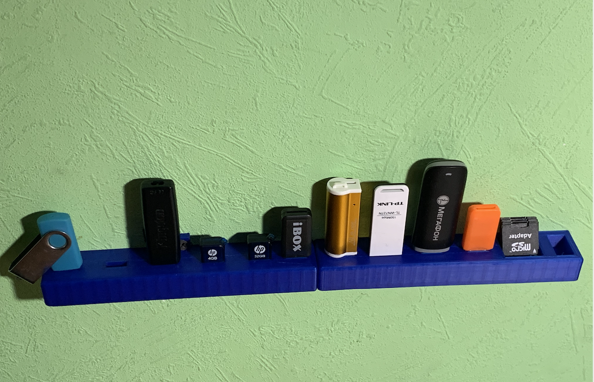 Duvardaki flash sürücü tutucusu (USB, SD, Mikro SD) (Plastik Aparattır!!!) Duvardaki flash sürücü tutucusu (USB, SD, Mikro SD) (Plastik Aparattır!!!)
