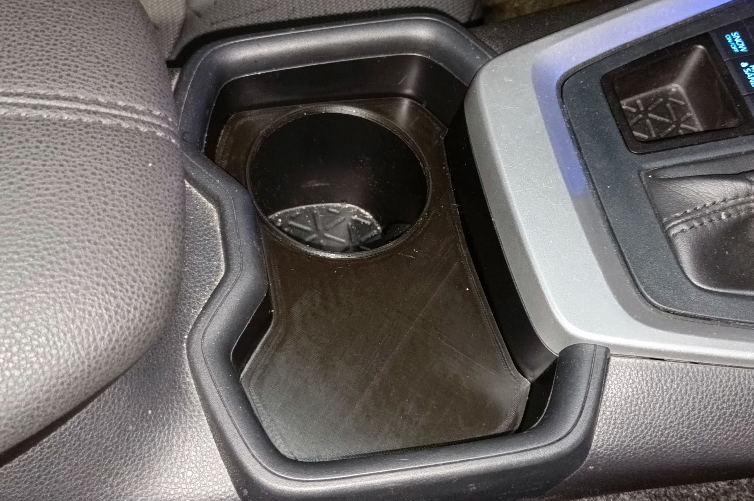 Toyota rav 4 v için küllüğün altındaki orta konsolun içindeki parçanın tabanı. (Plastik Aparattır!!!)